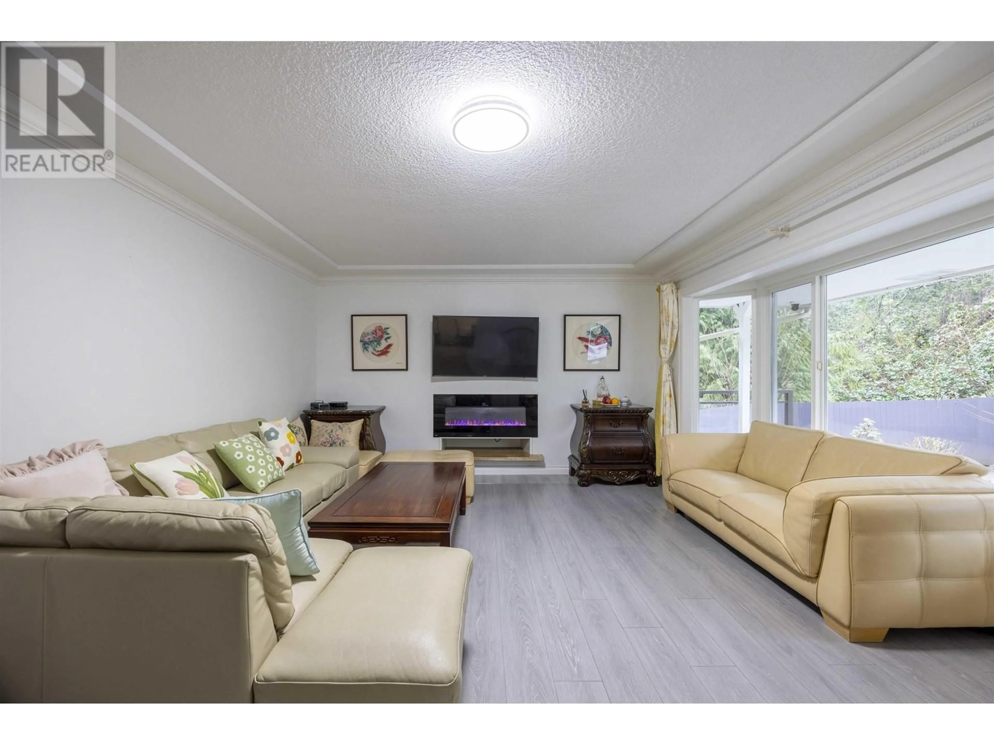 Living room with furniture, wood/laminate floor for 3390 WESTMOUNT ROAD, West Vancouver British Columbia V7V3G6