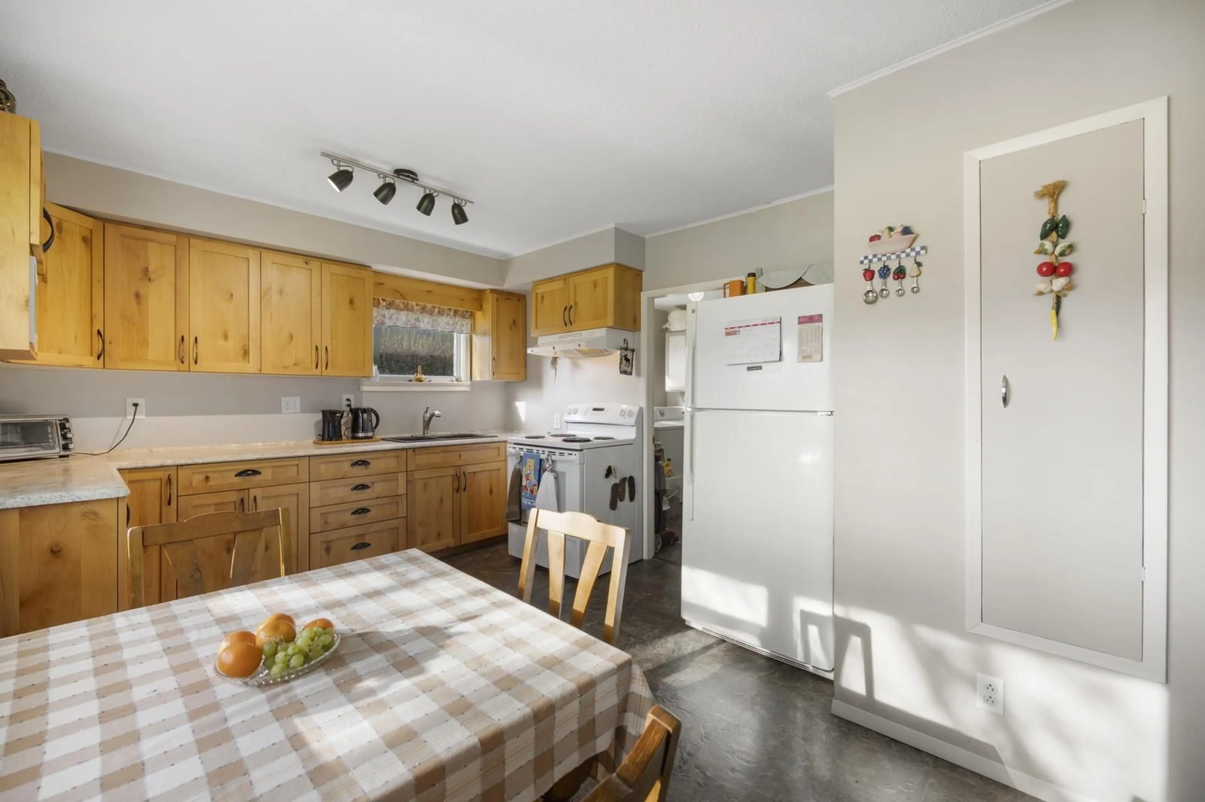 Standard kitchen, unknown for 8555 BROADWAY STREET|Chilliwack Proper S, Chilliwack British Columbia V2P5V4