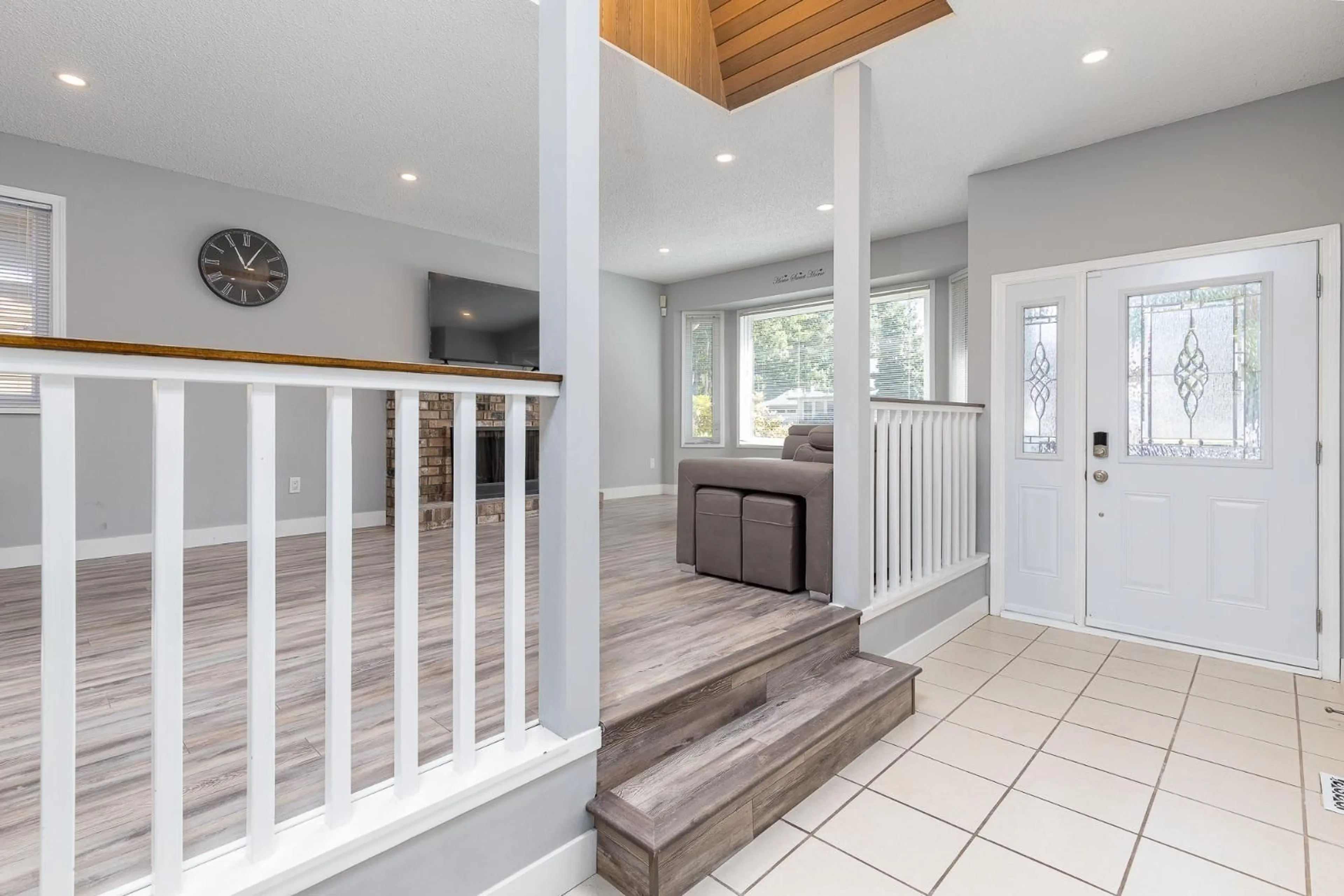 Indoor entryway for 9435 149A STREET, Surrey British Columbia V3R7V6