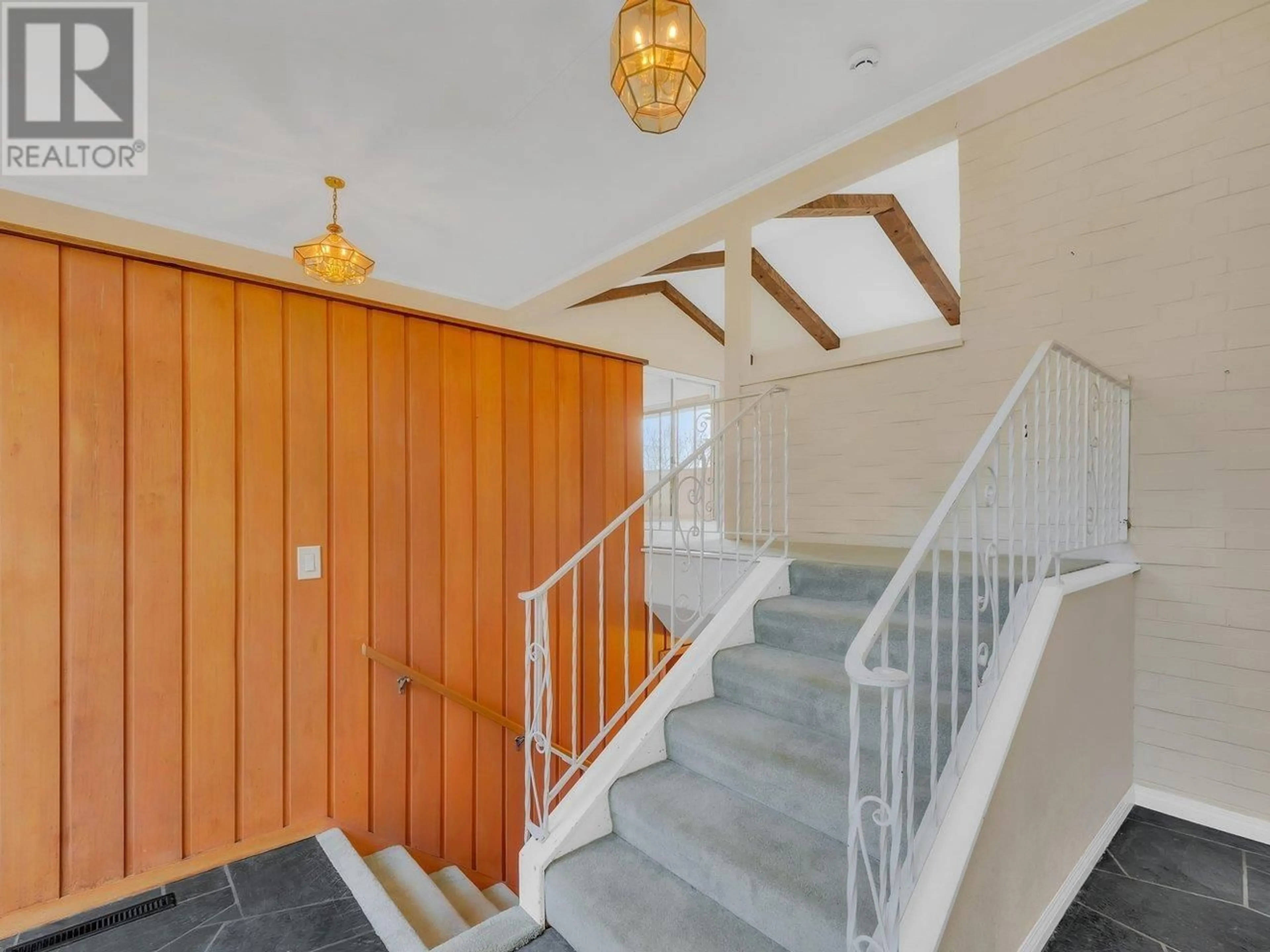 Indoor foyer for 1204 OTTABURN ROAD, West Vancouver British Columbia V7S2J8