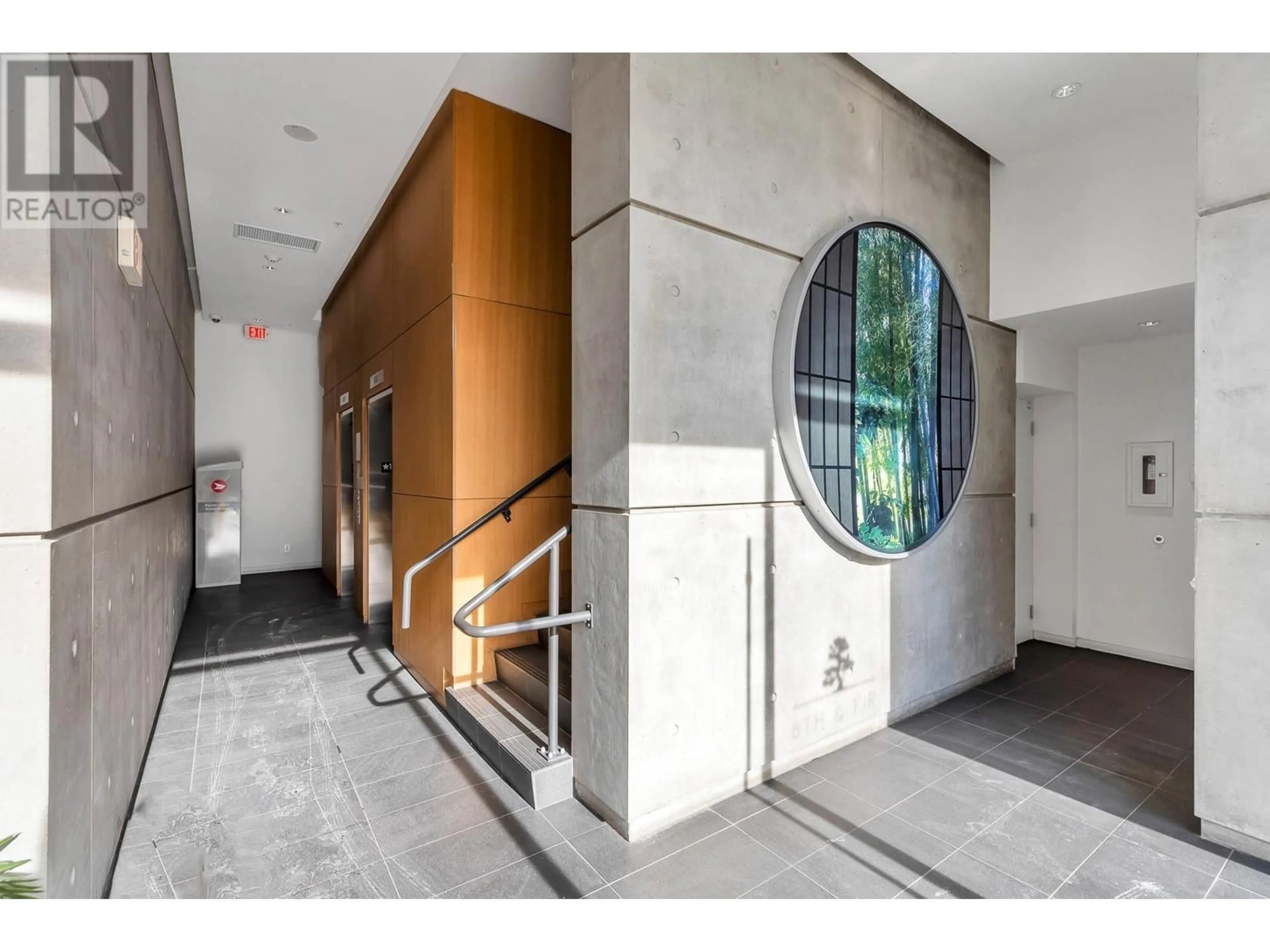 Indoor foyer for 903 1565 W 6TH AVENUE, Vancouver British Columbia V6J1R1