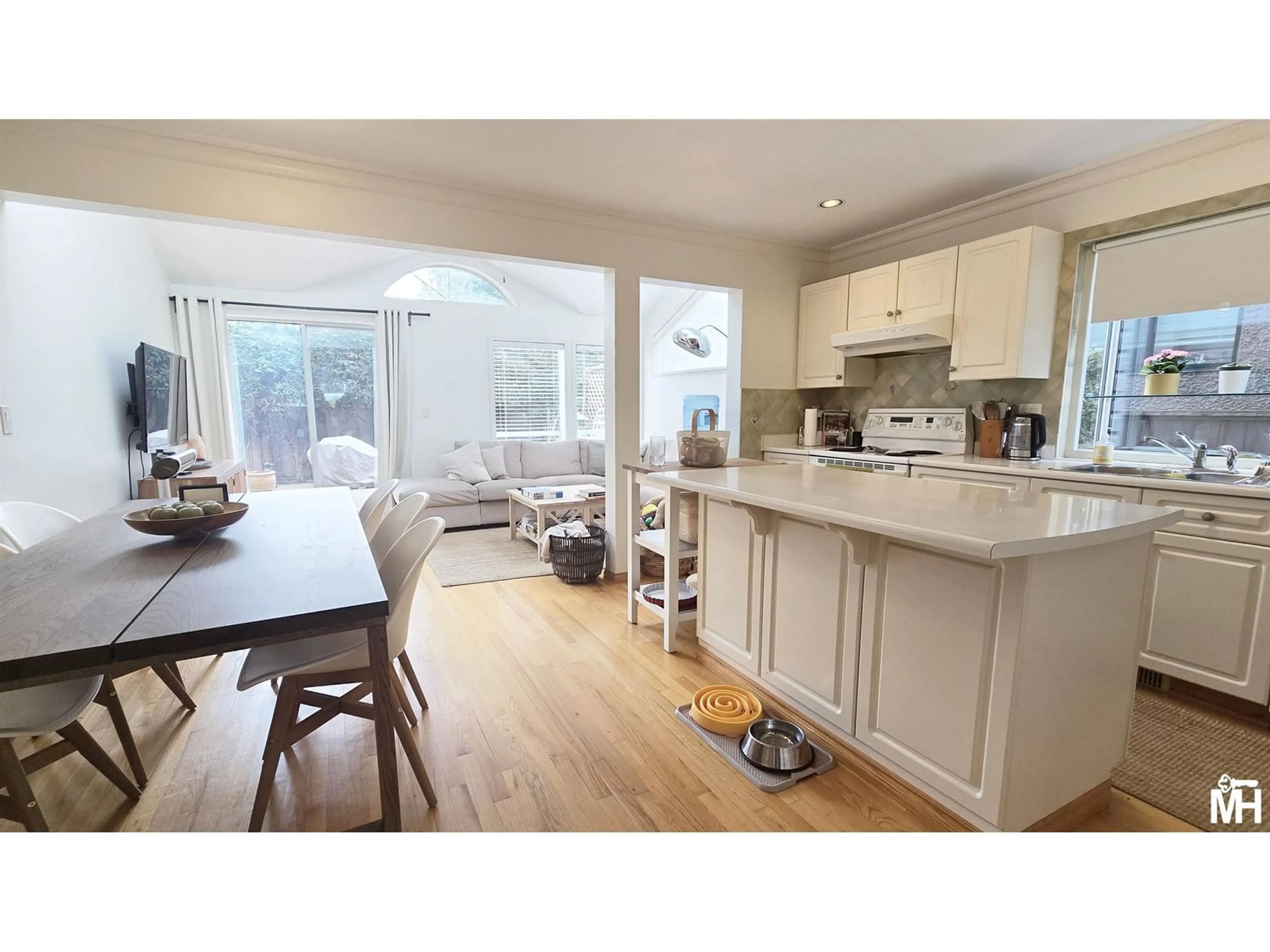 Open concept kitchen, wood/laminate floor for 12656 15A AVENUE, Surrey British Columbia V4A1L7