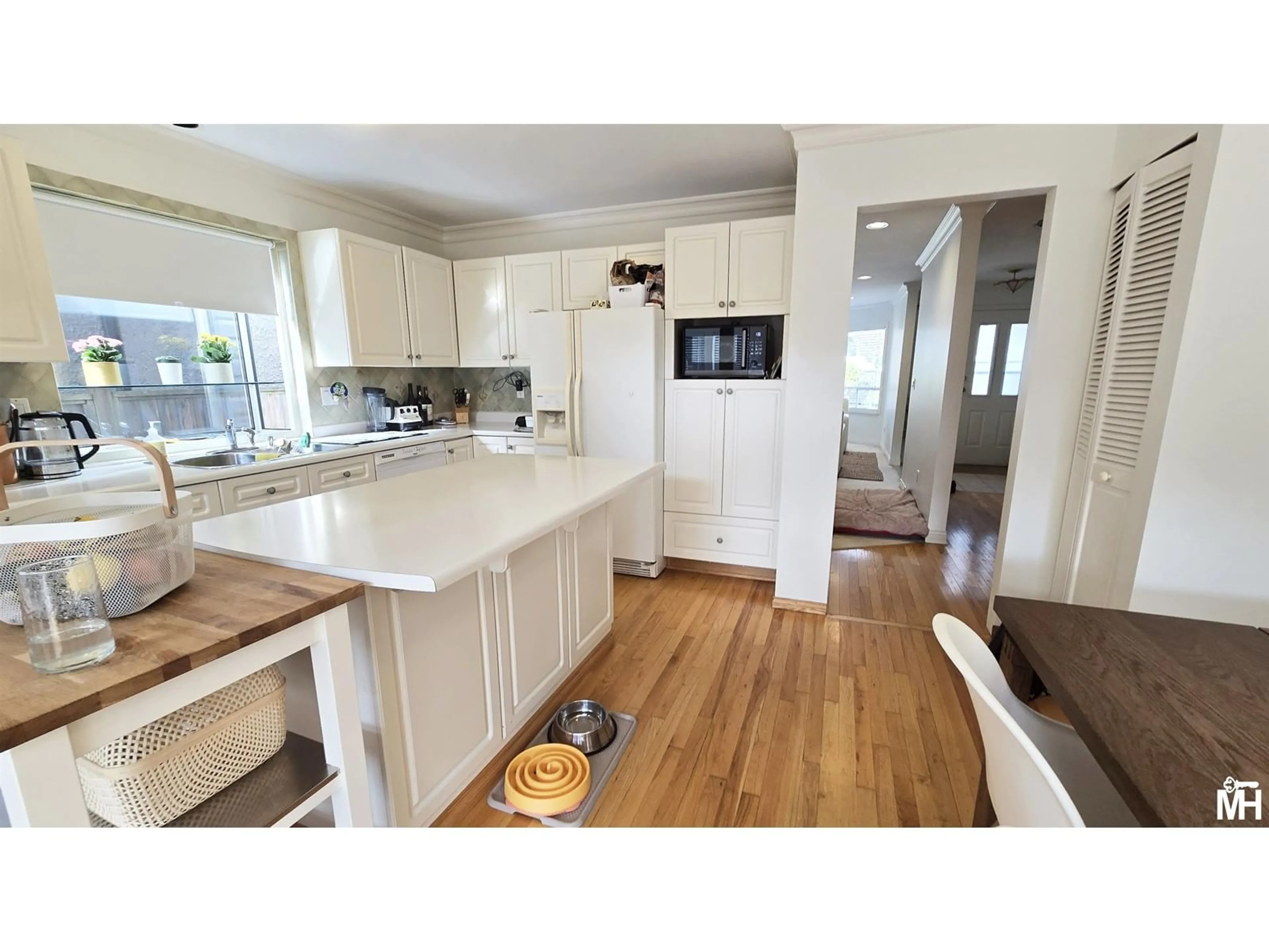 Open concept kitchen, wood/laminate floor for 12656 15A AVENUE, Surrey British Columbia V4A1L7