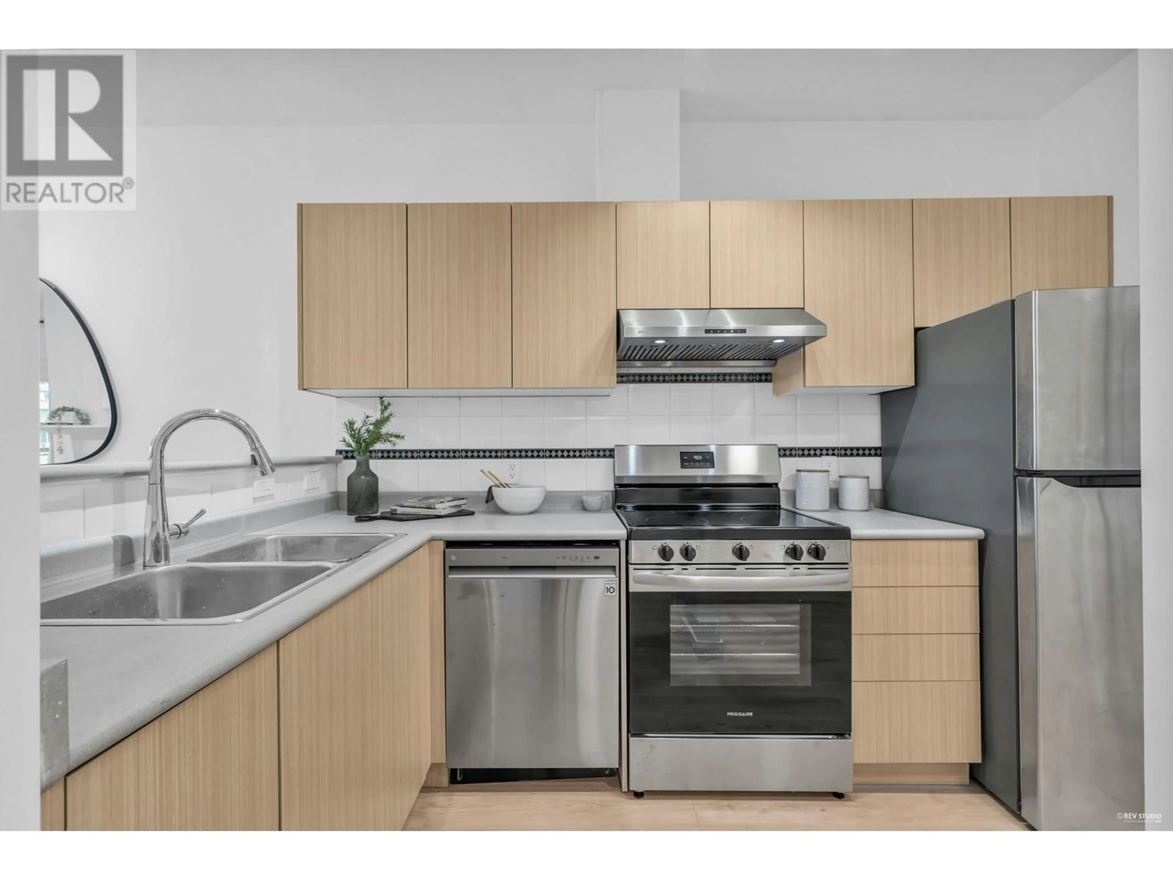 Standard kitchen, unknown for PH6 - 511 7TH AVENUE, Vancouver British Columbia V5Z4R2
