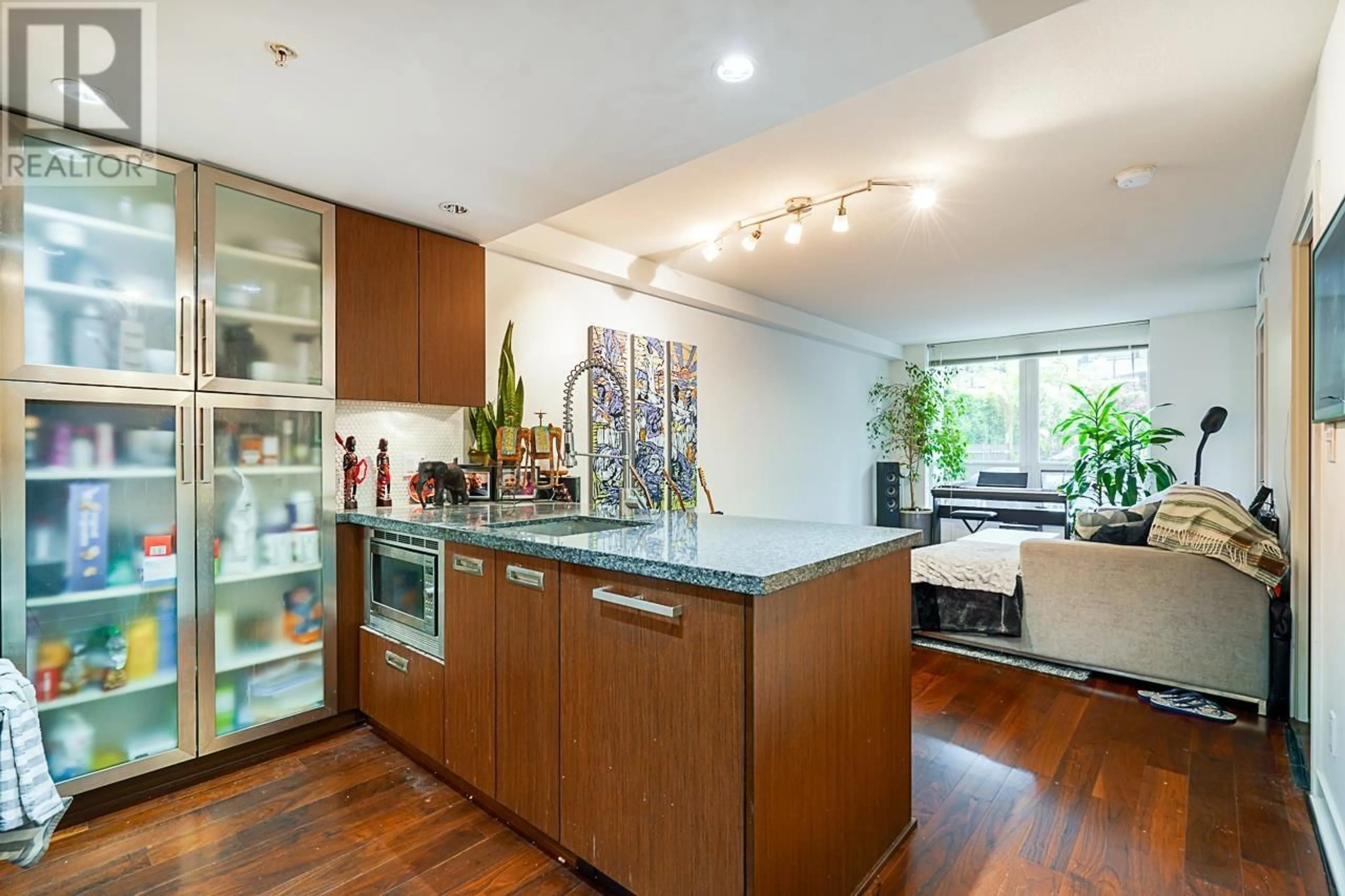 Open concept kitchen, wood/laminate floor for 210 - 1055 RICHARDS STREET, Vancouver British Columbia V6B0C2
