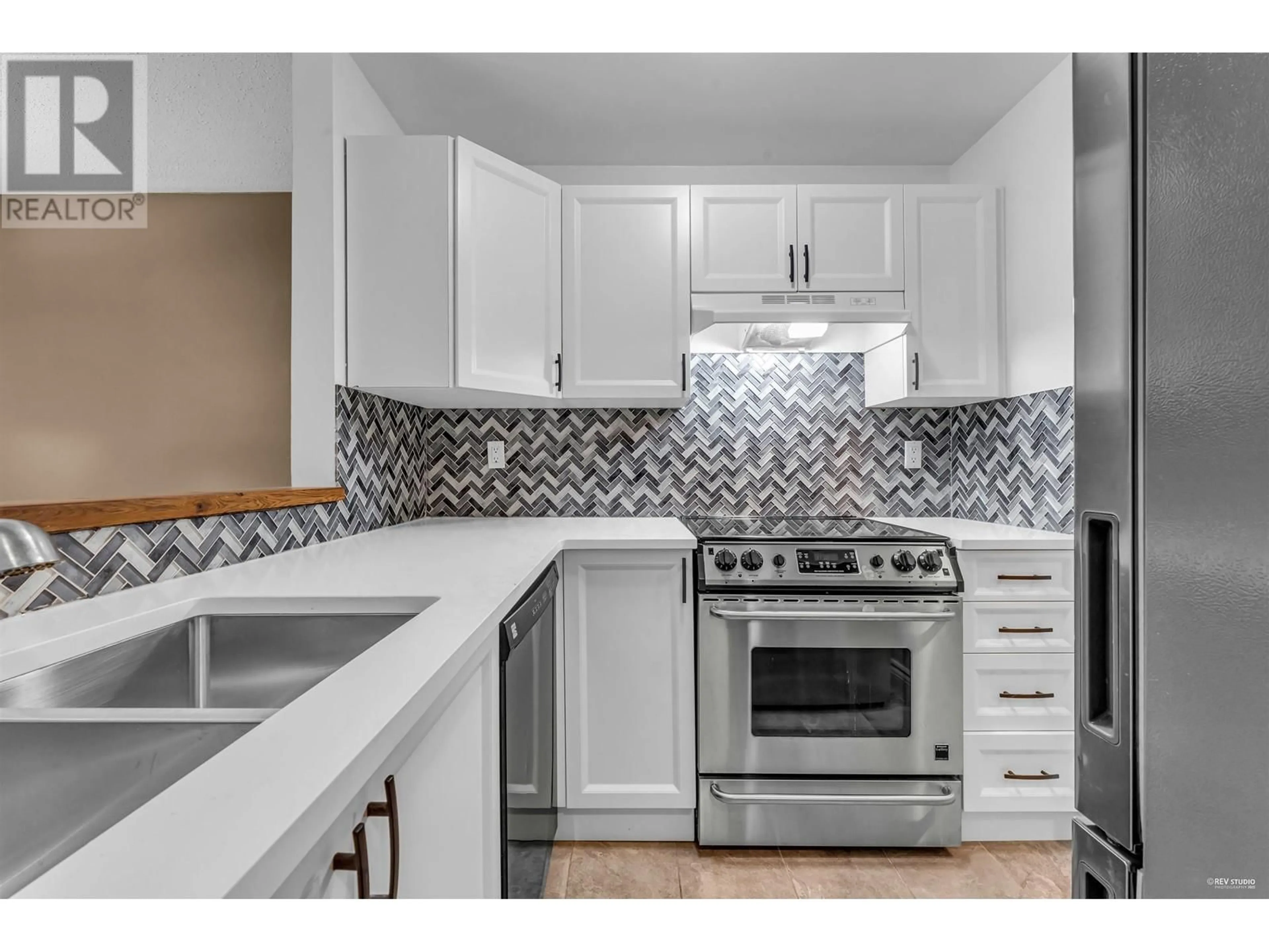 Standard kitchen, ceramic/tile floor for 212 518 THIRTEENTH STREET, New Westminster British Columbia V3M4L9