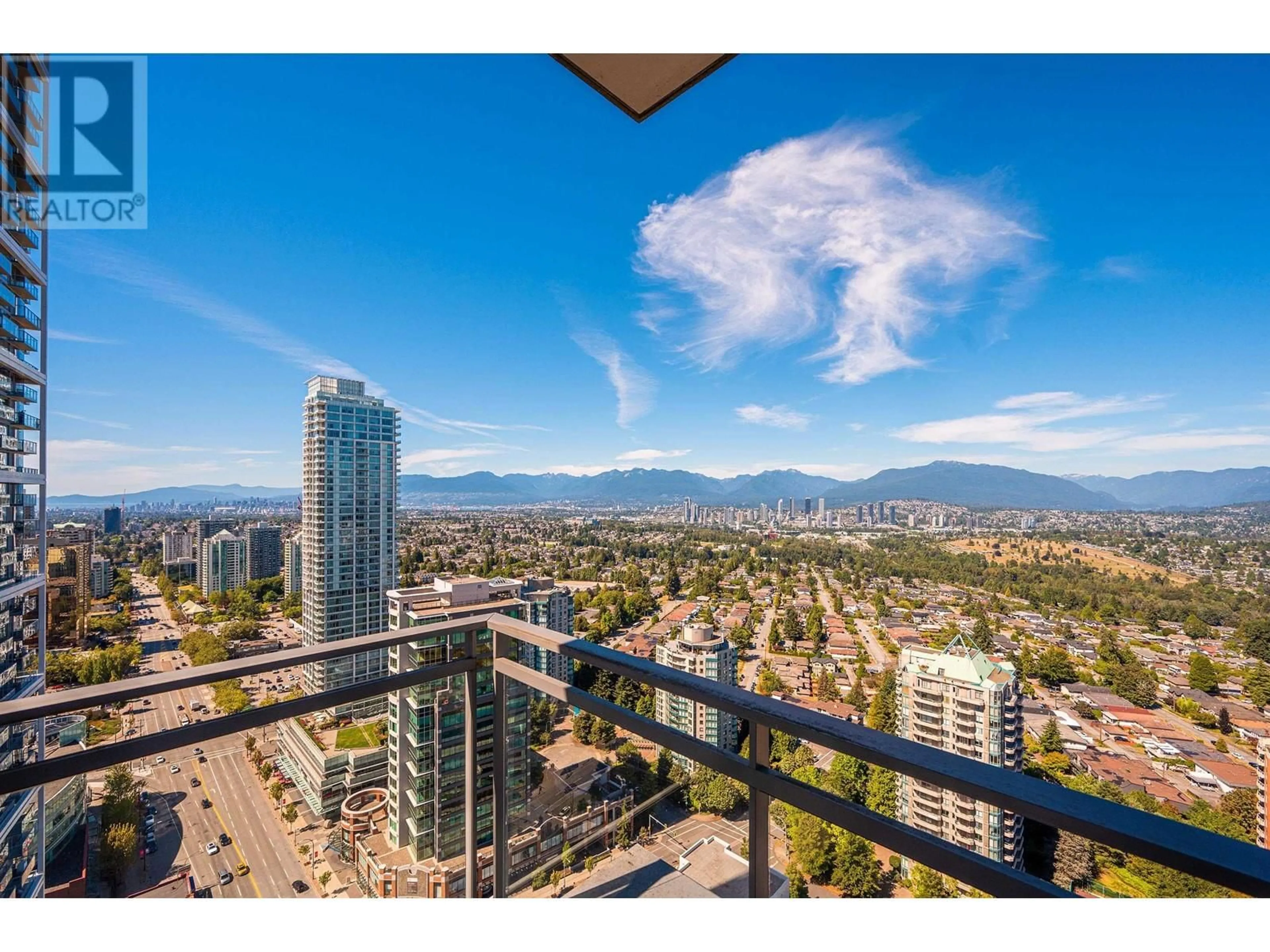 A pic from outside/outdoor area/front of a property/back of a property/a pic from drone, city buildings view from balcony for 3703 4688 KINGSWAY, Burnaby British Columbia V5H0E9