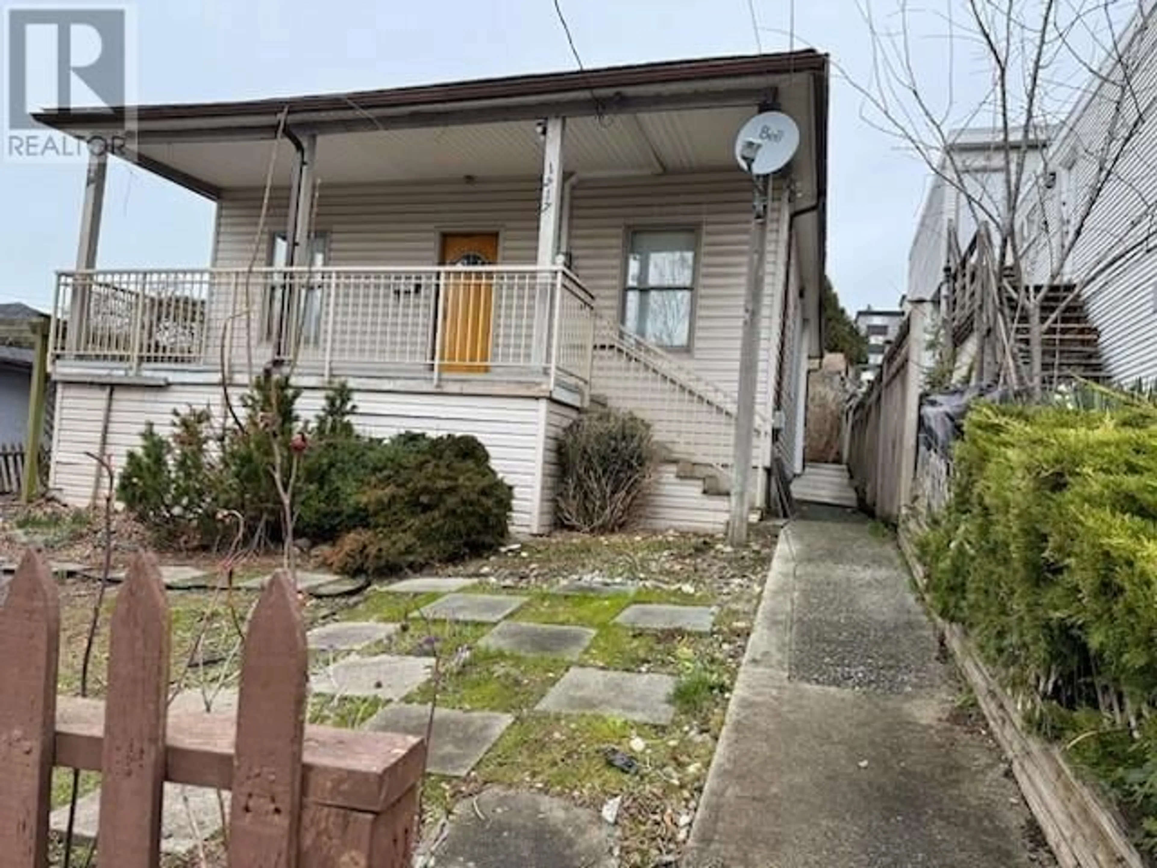 A pic from outside/outdoor area/front of a property/back of a property/a pic from drone, street for 1217 FOURTH AVENUE, New Westminster British Columbia V3M1T8