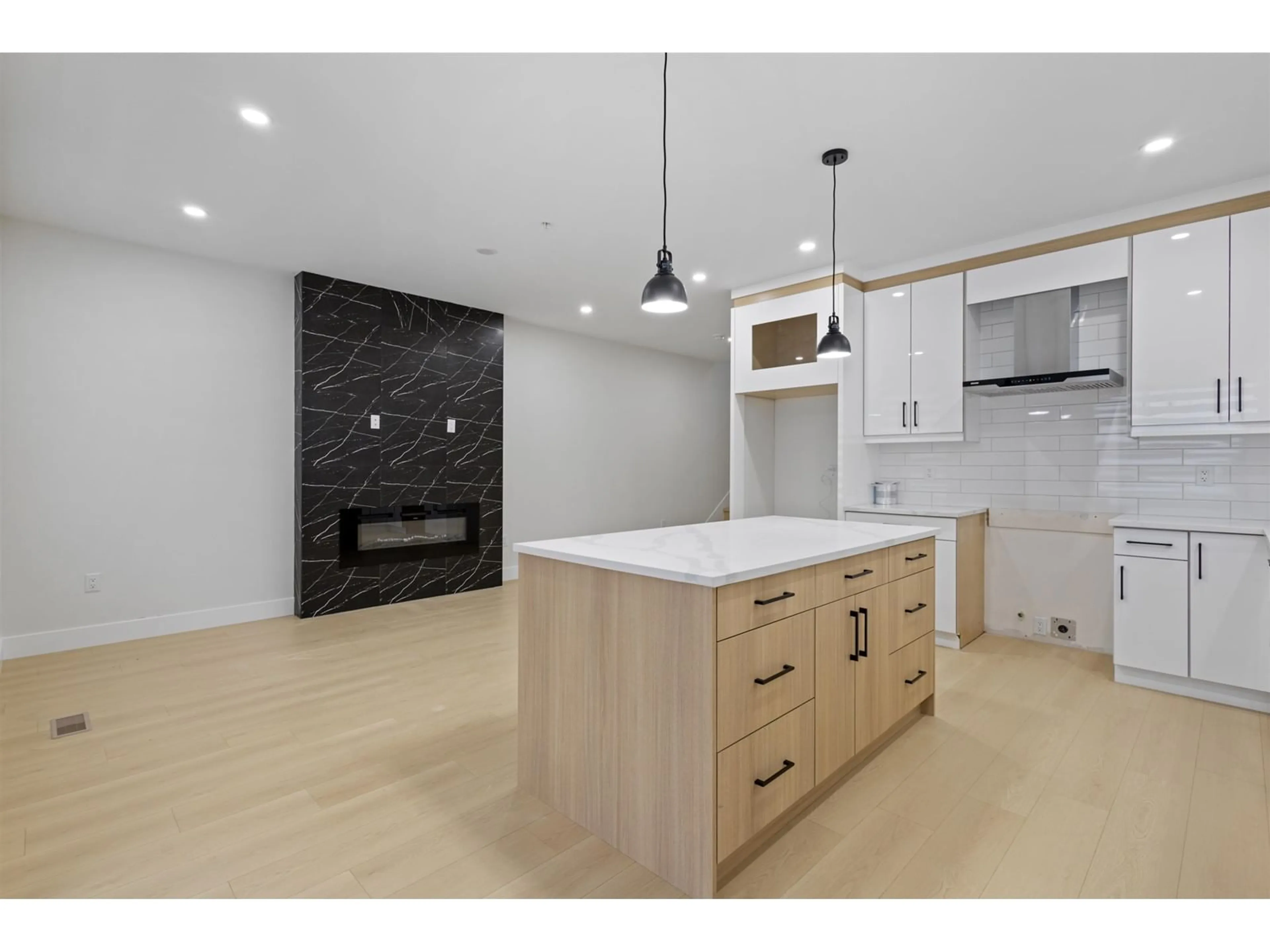 Open concept kitchen, unknown for 32506 HIGGINBOTTOM COURT, Mission British Columbia V2V2T7