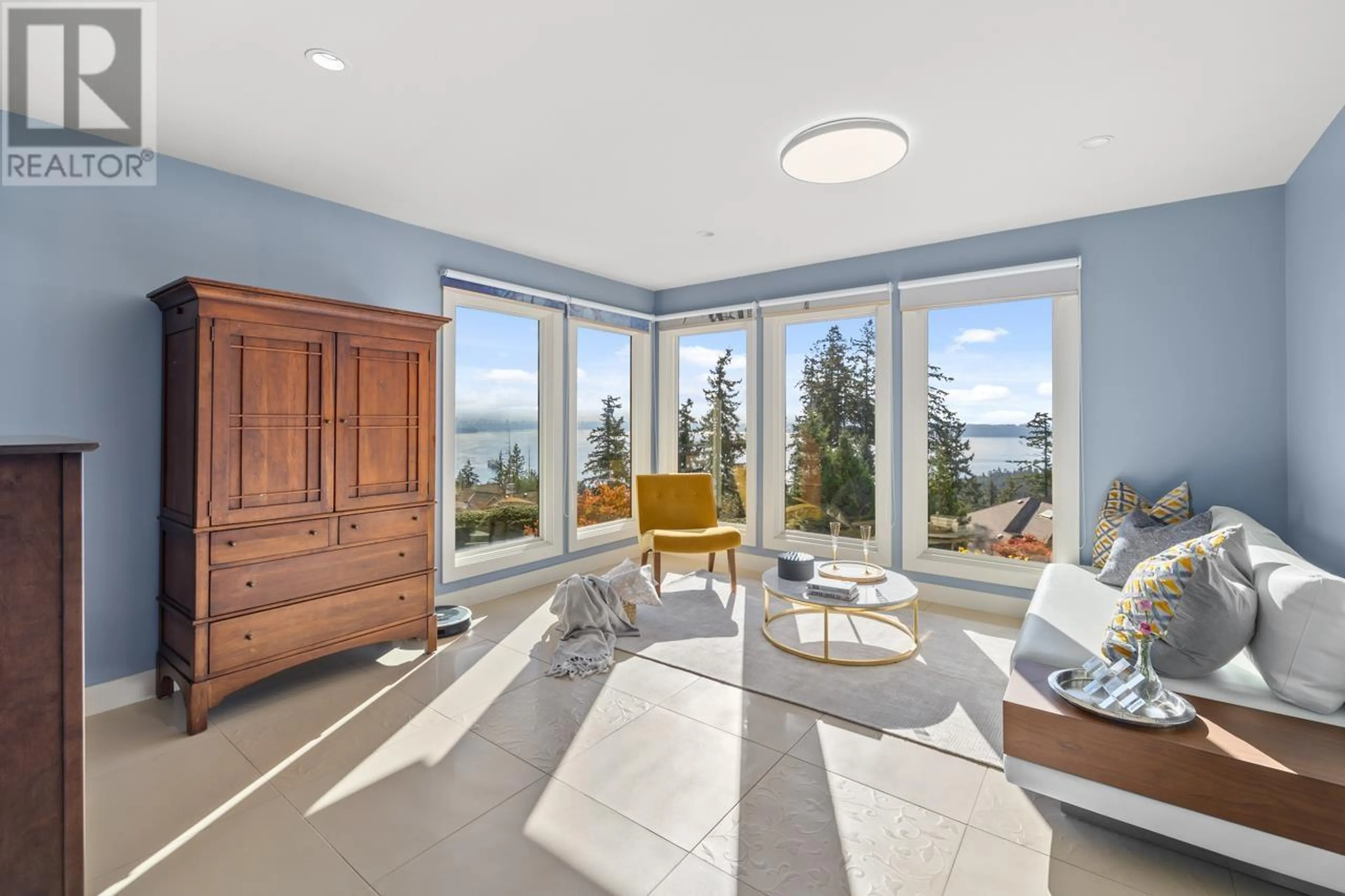 Living room with furniture, ceramic/tile floor for 5401 WEST VISTA COURT, West Vancouver British Columbia V7W3G8