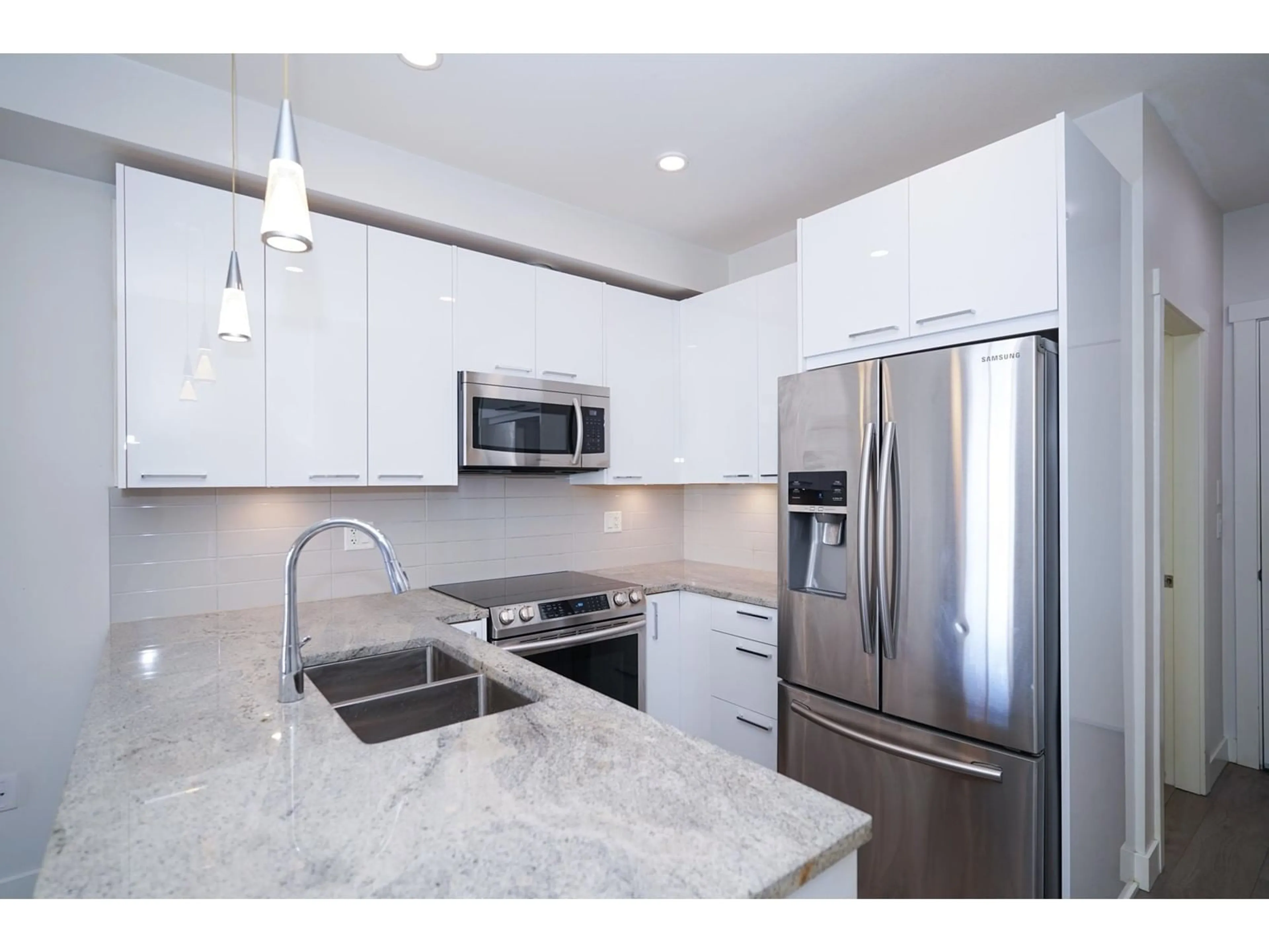 Open concept kitchen, ceramic/tile floor for 401 20696 EASTLEIGH CRESCENT, Langley British Columbia V3A0M3