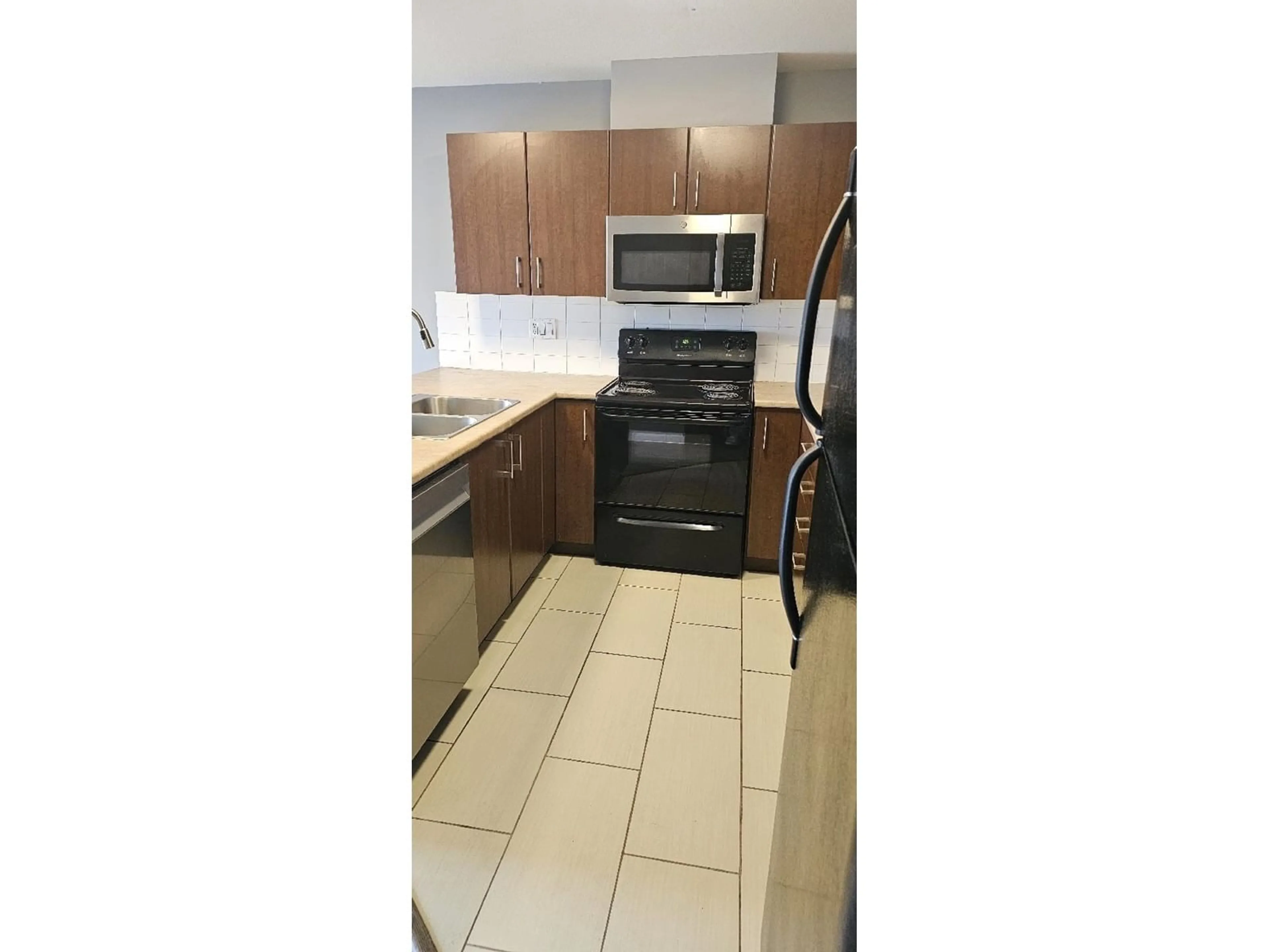 Standard kitchen, ceramic/tile floor for 402 - 45567 YALE ROAD, Chilliwack British Columbia V2P0B2