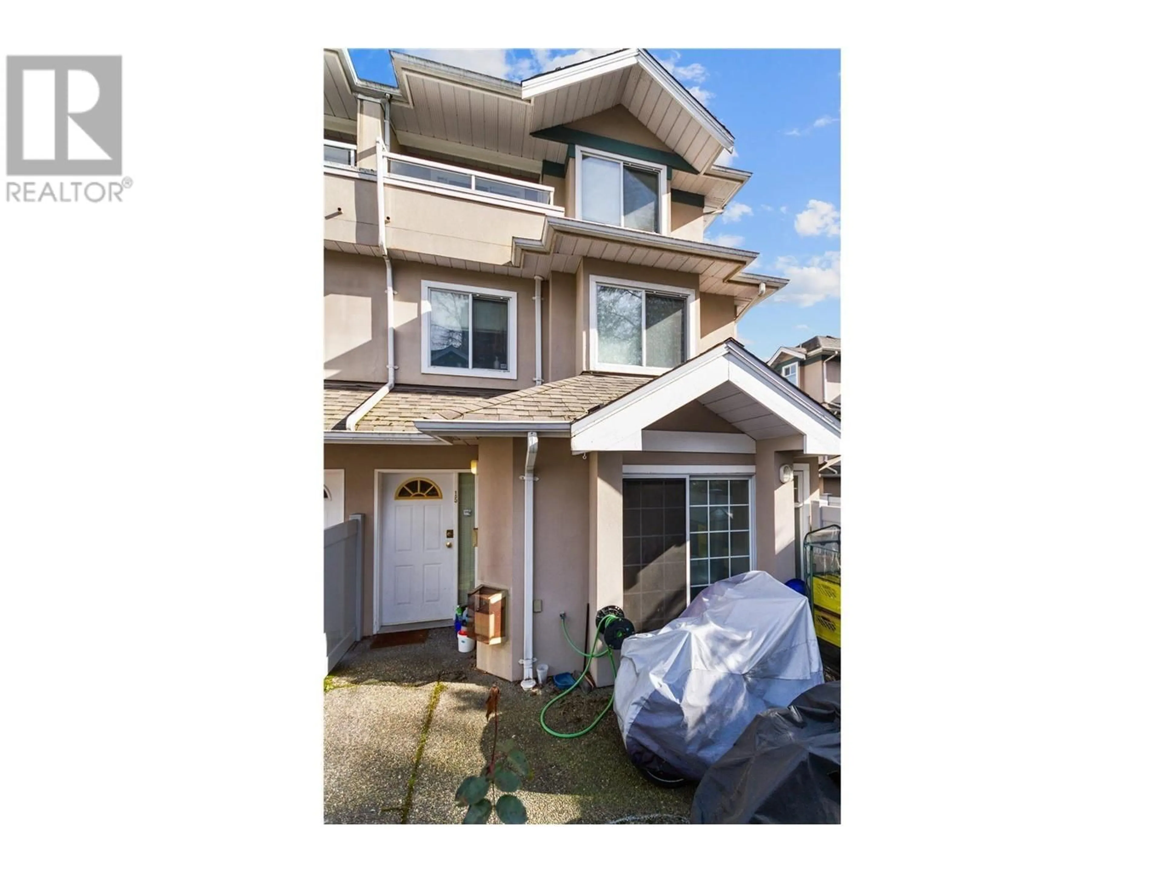 A pic from outside/outdoor area/front of a property/back of a property/a pic from drone, street for 15 - 7128 18TH AVENUE, Burnaby British Columbia V3N1H1