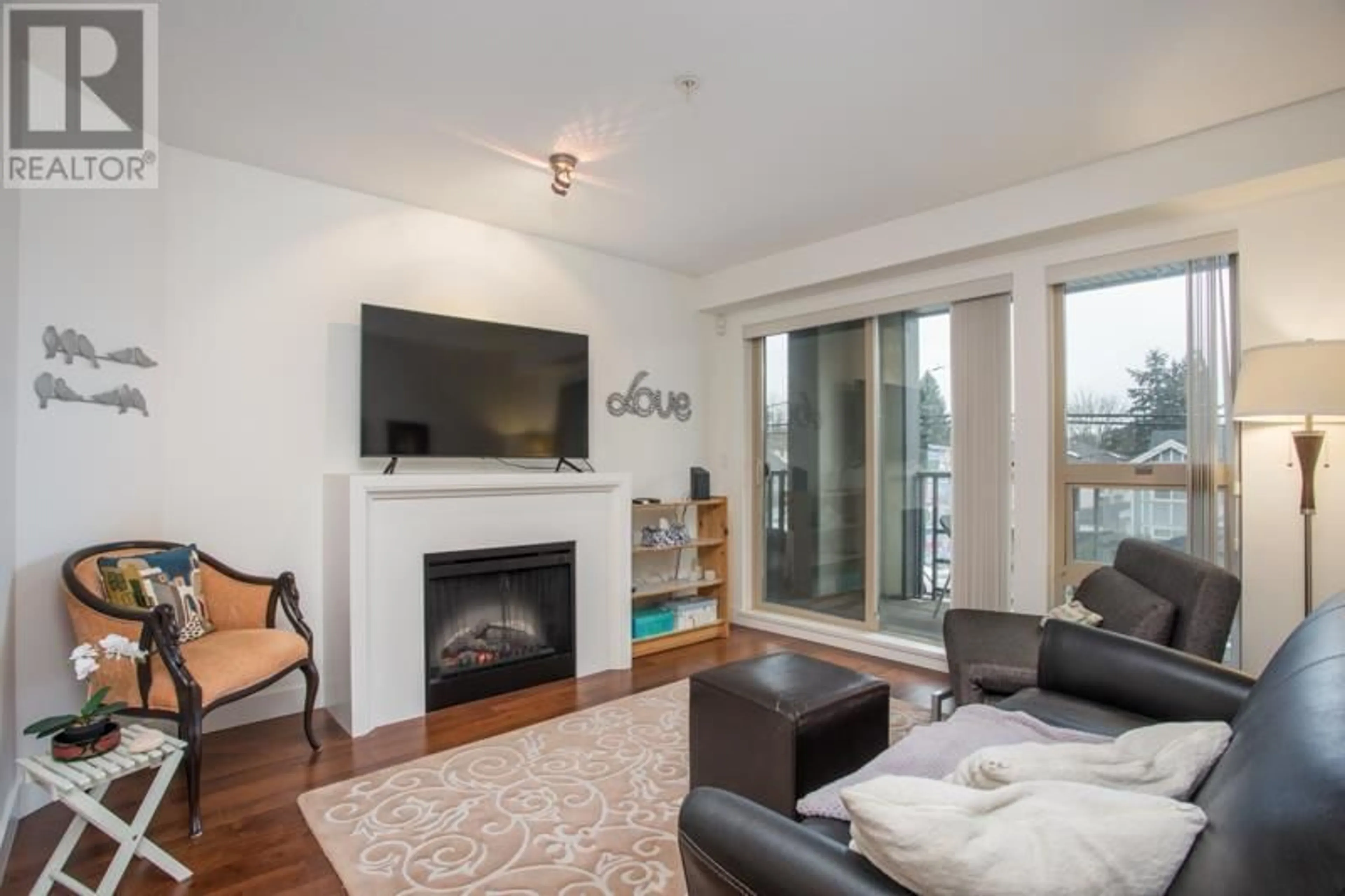 Living room with furniture, wood/laminate floor for 226 4550 FRASER STREET, Vancouver British Columbia V5V4G8