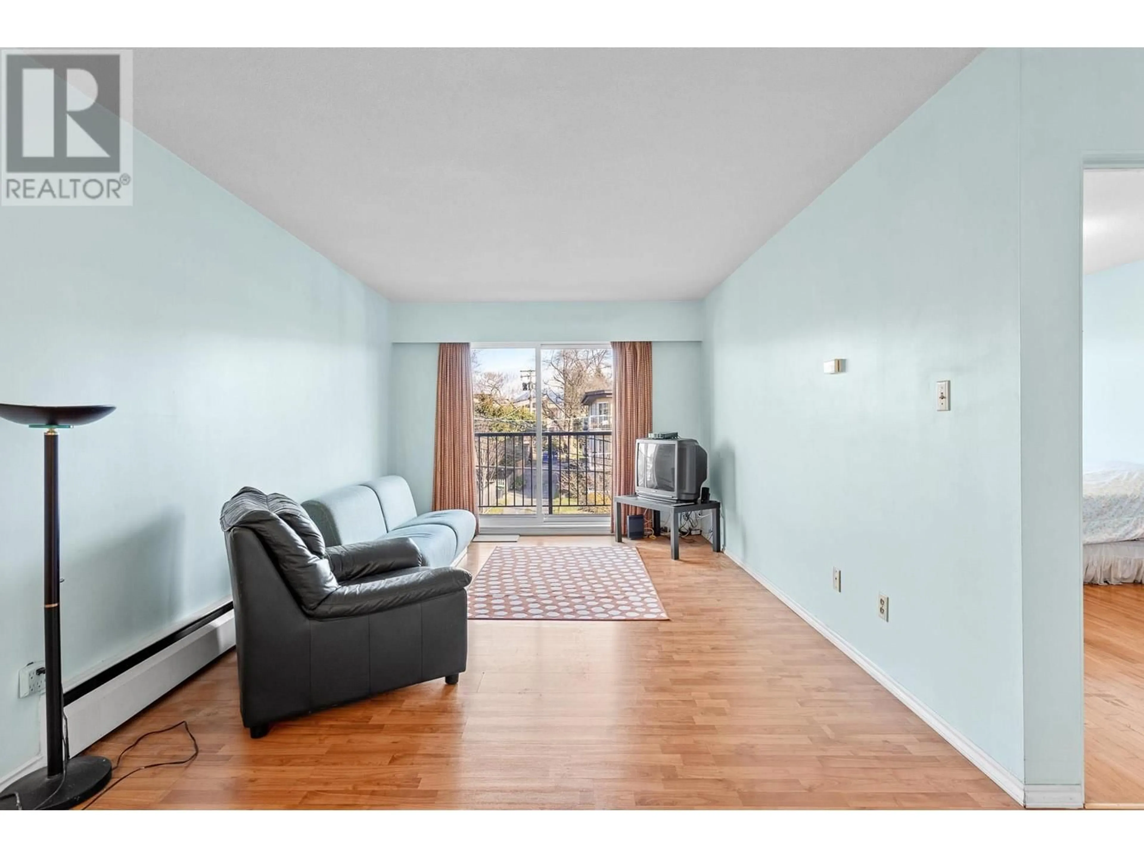 Living room with furniture, wood/laminate floor for 317 36 E 14TH AVENUE, Vancouver British Columbia V5T4C9