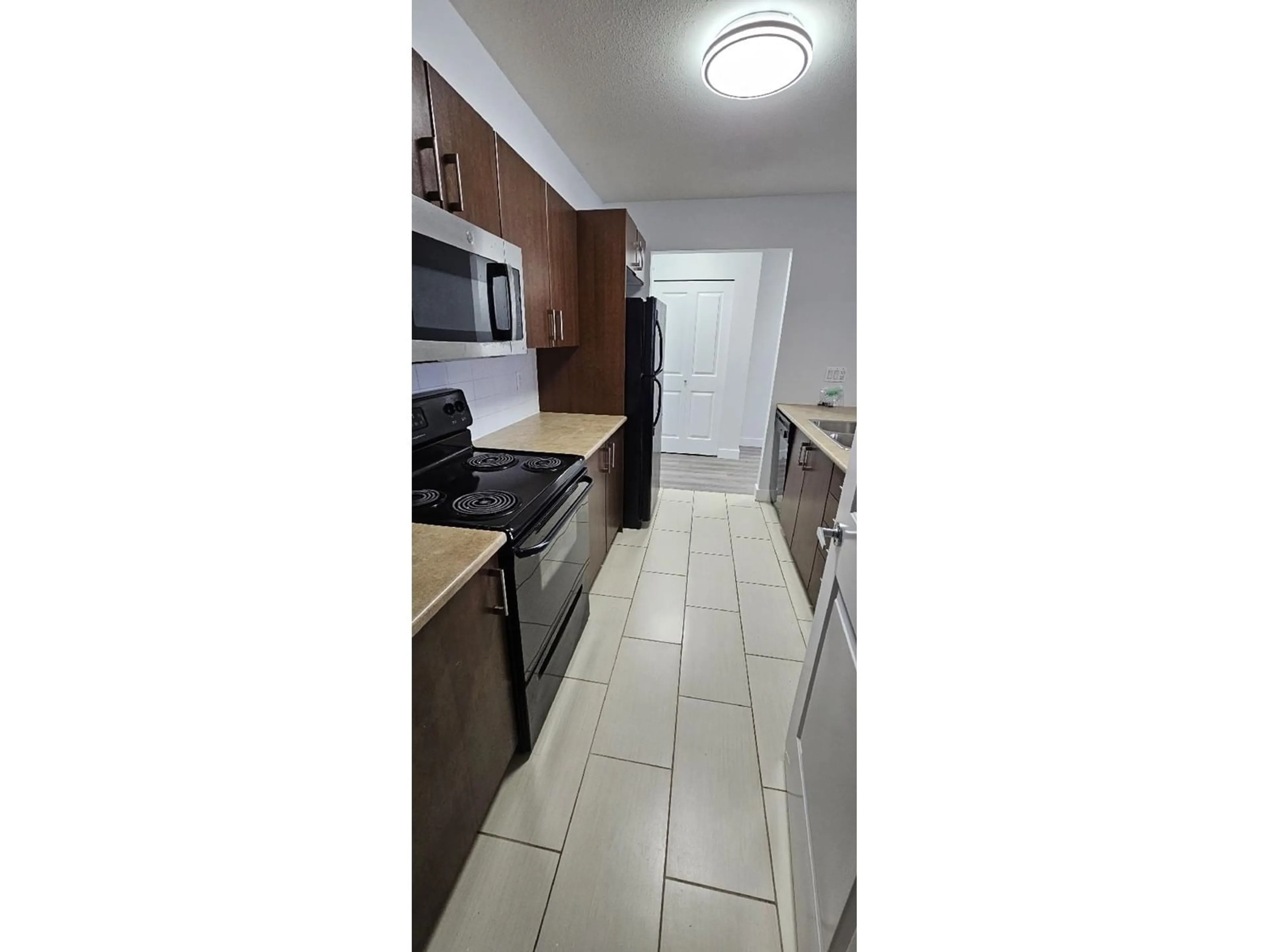Standard kitchen, ceramic/tile floor for 101 - 45567 YALE ROAD, Chilliwack British Columbia V2P0B2