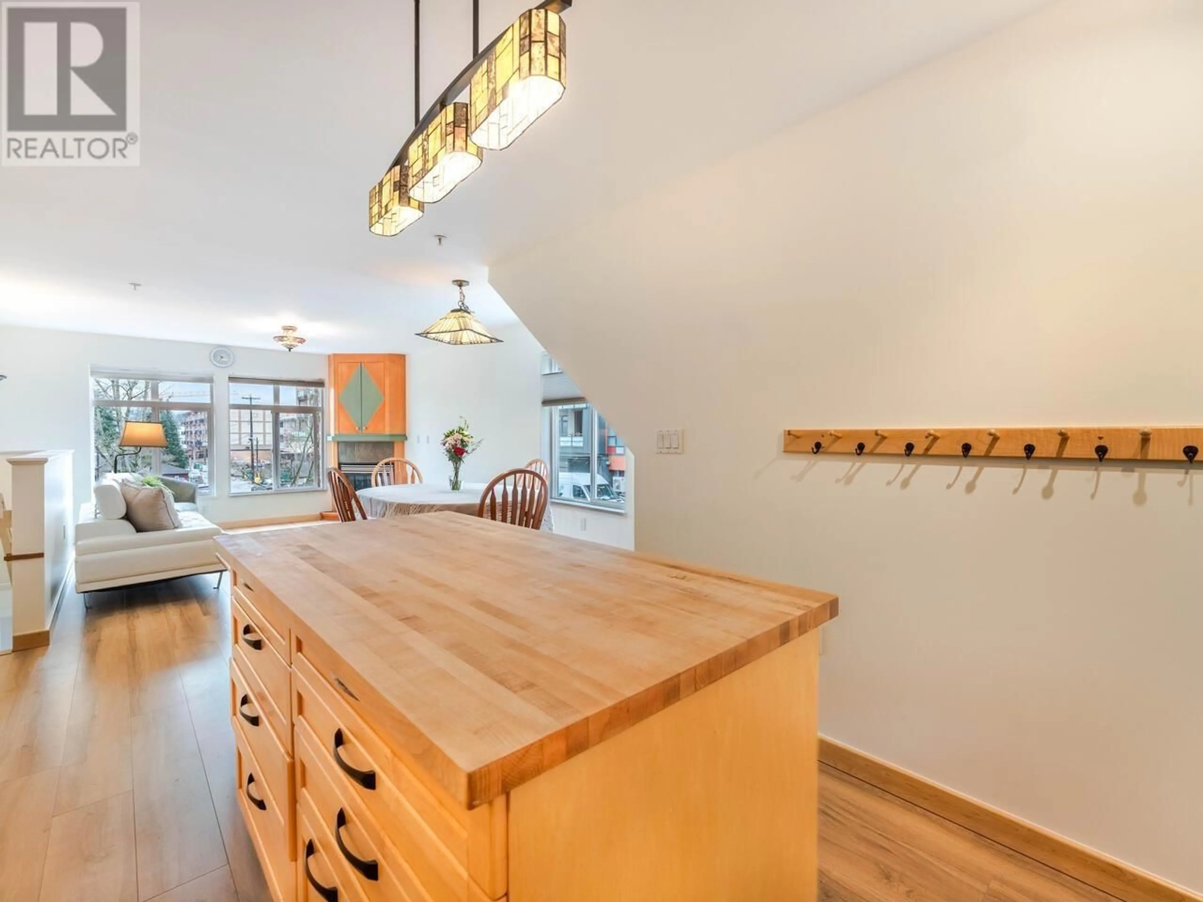 Open concept kitchen, wood/laminate floor for 108 - 4272 ALBERT STREET, Burnaby British Columbia V5C2E8