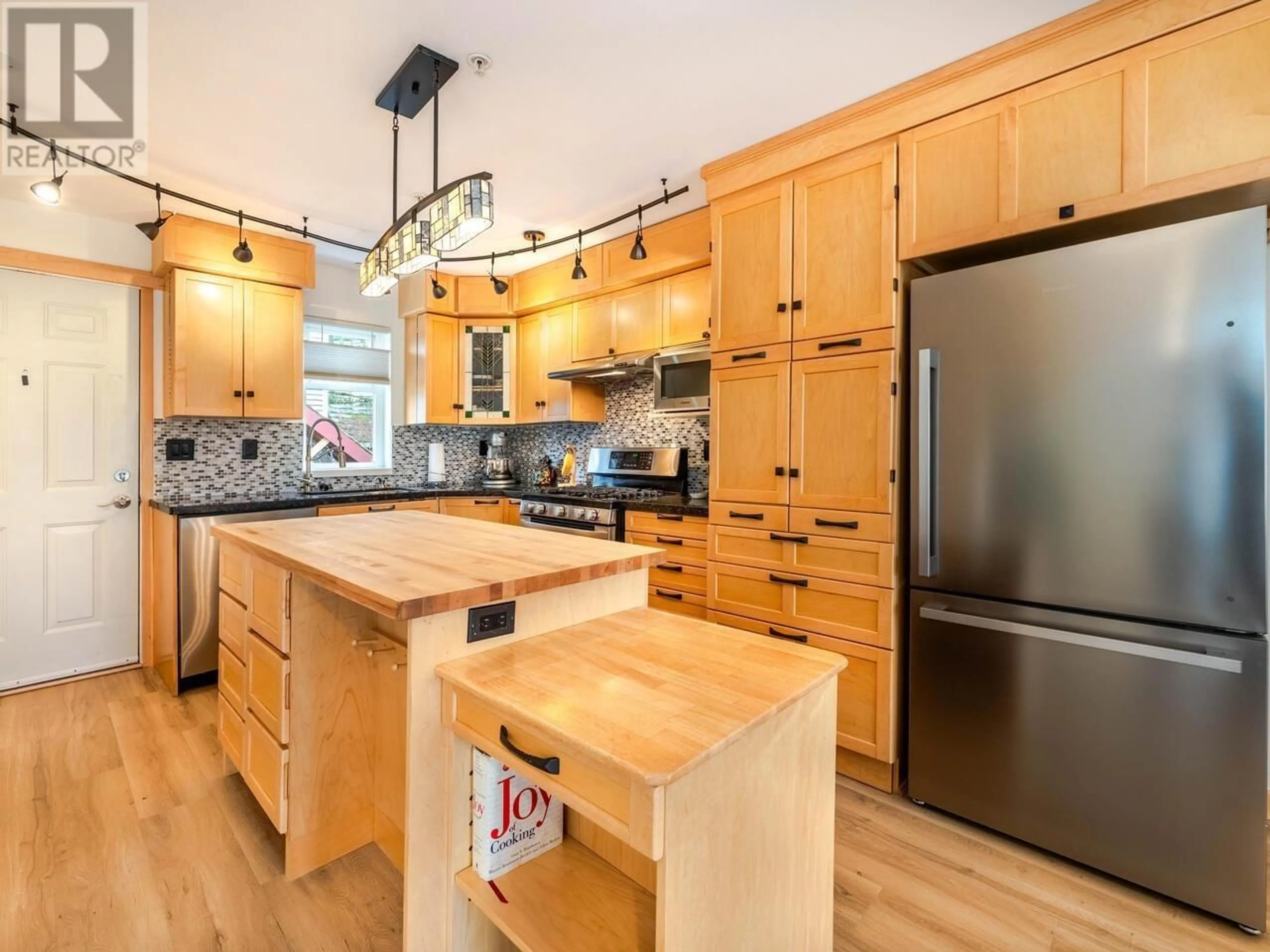 Contemporary kitchen, wood/laminate floor for 108 4272 ALBERT STREET, Burnaby British Columbia V5C2E8