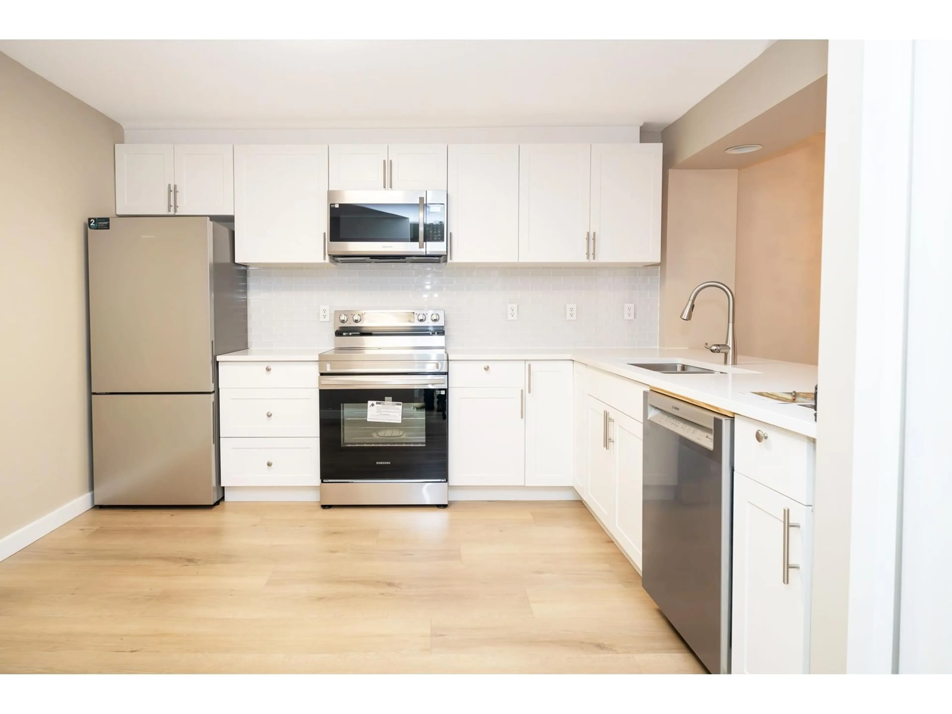 Standard kitchen, wood/laminate floor for 303 - 1234 MERKLIN, White Rock British Columbia V4B4B9