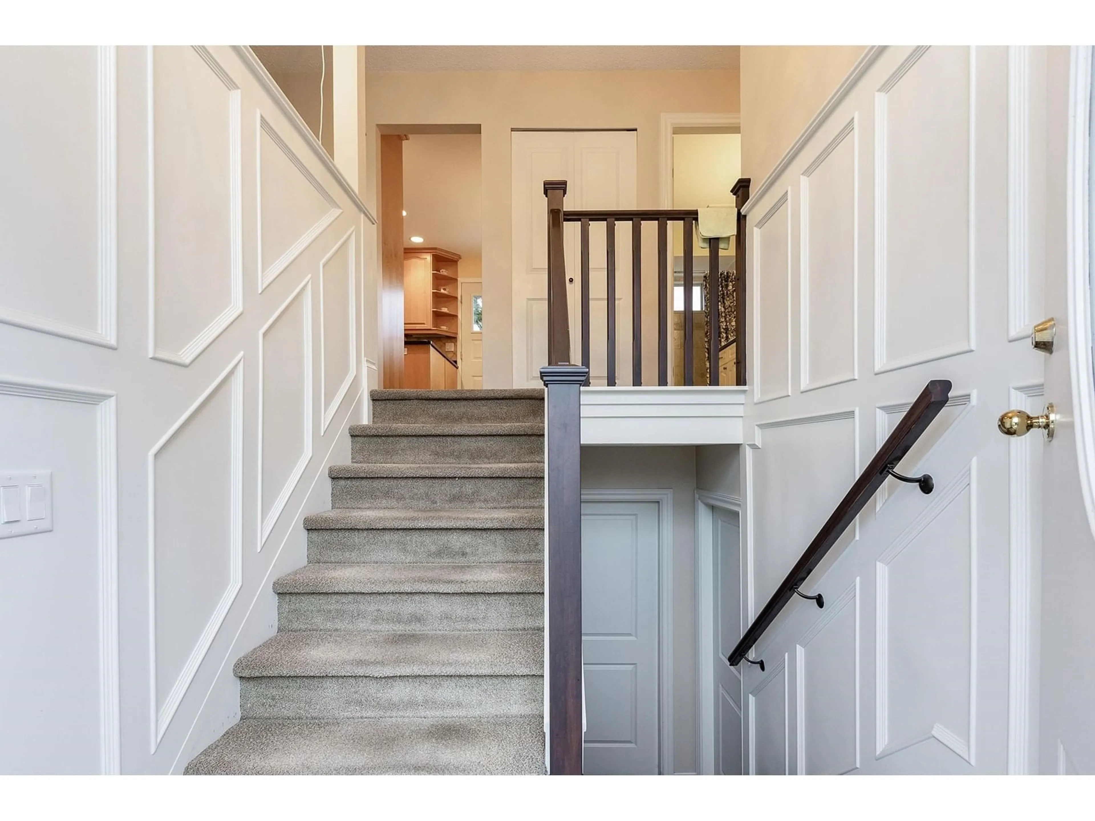 Indoor entryway for 15613 18, Surrey British Columbia V4A1X3