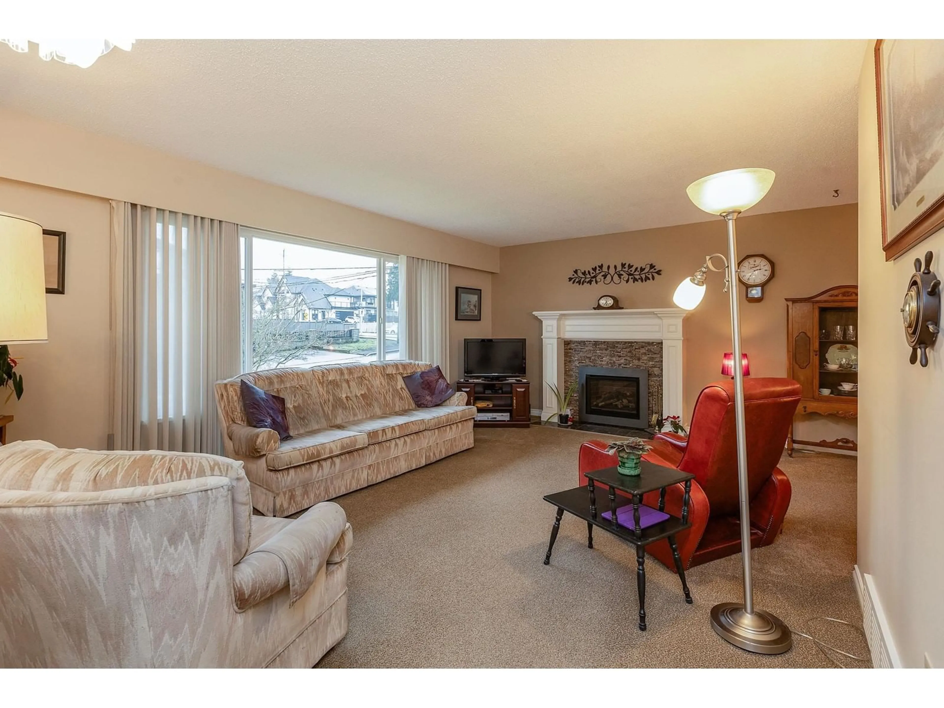 Living room with furniture, unknown for 15613 18, Surrey British Columbia V4A1X3