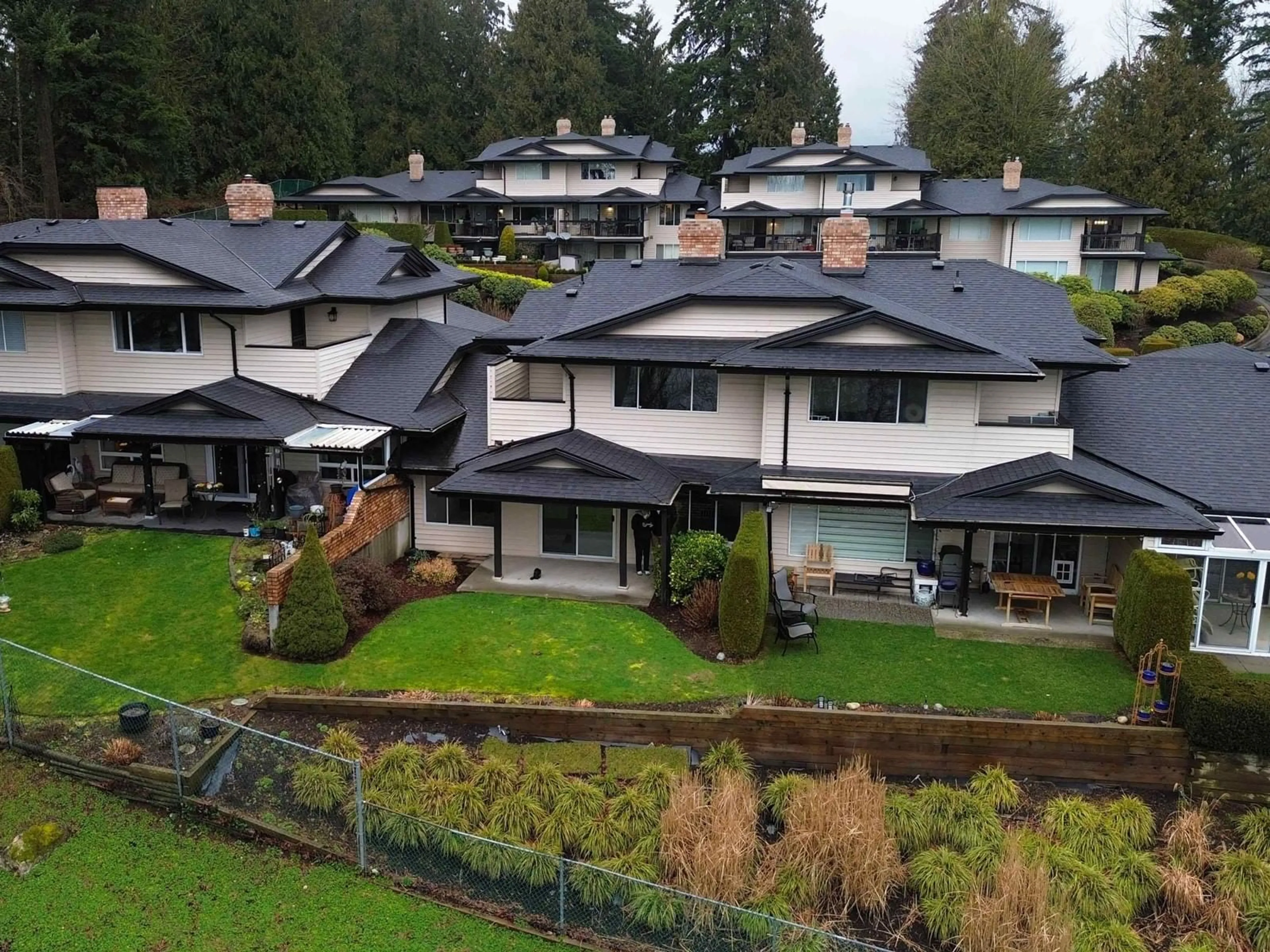 A pic from outside/outdoor area/front of a property/back of a property/a pic from drone, water/lake/river/ocean view for 4 - 32890 MILL LAKE, Abbotsford British Columbia V2S8G5