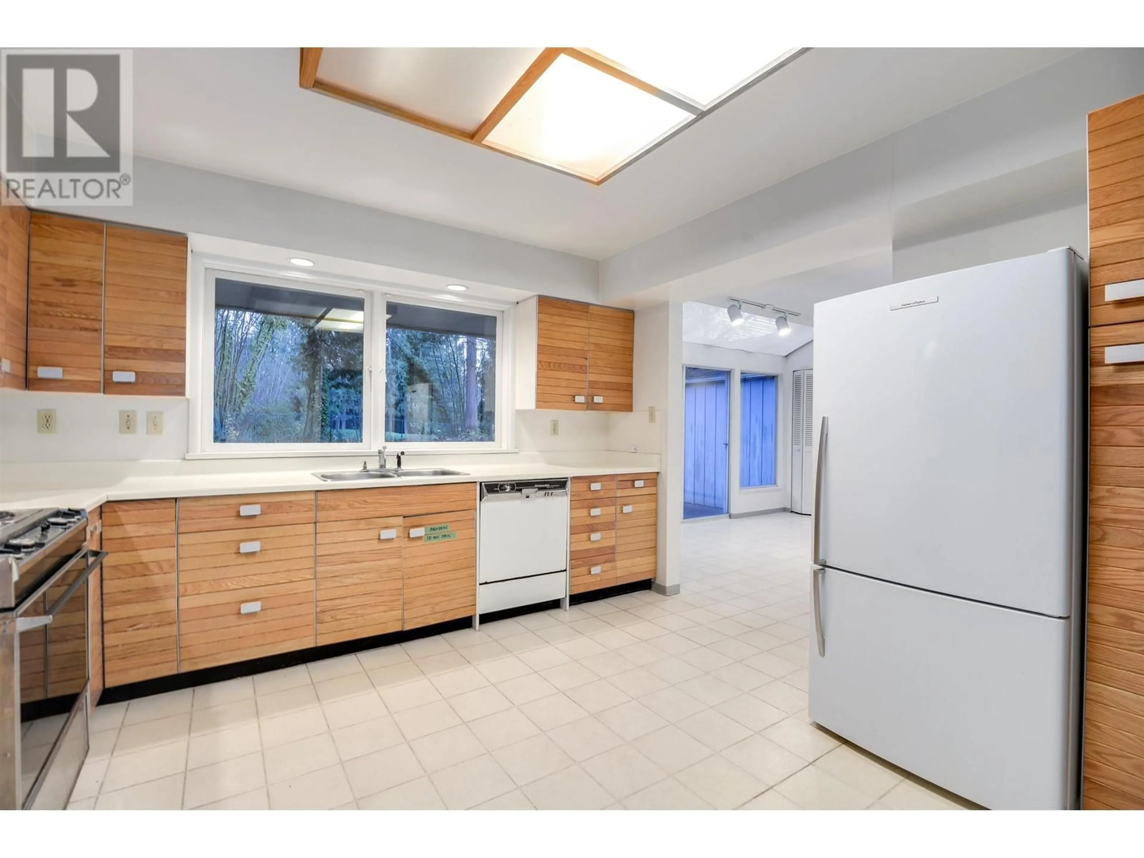 Kitchen with laundary machines, ceramic/tile floor for 575 HADDEN DRIVE, West Vancouver British Columbia V7S1G8