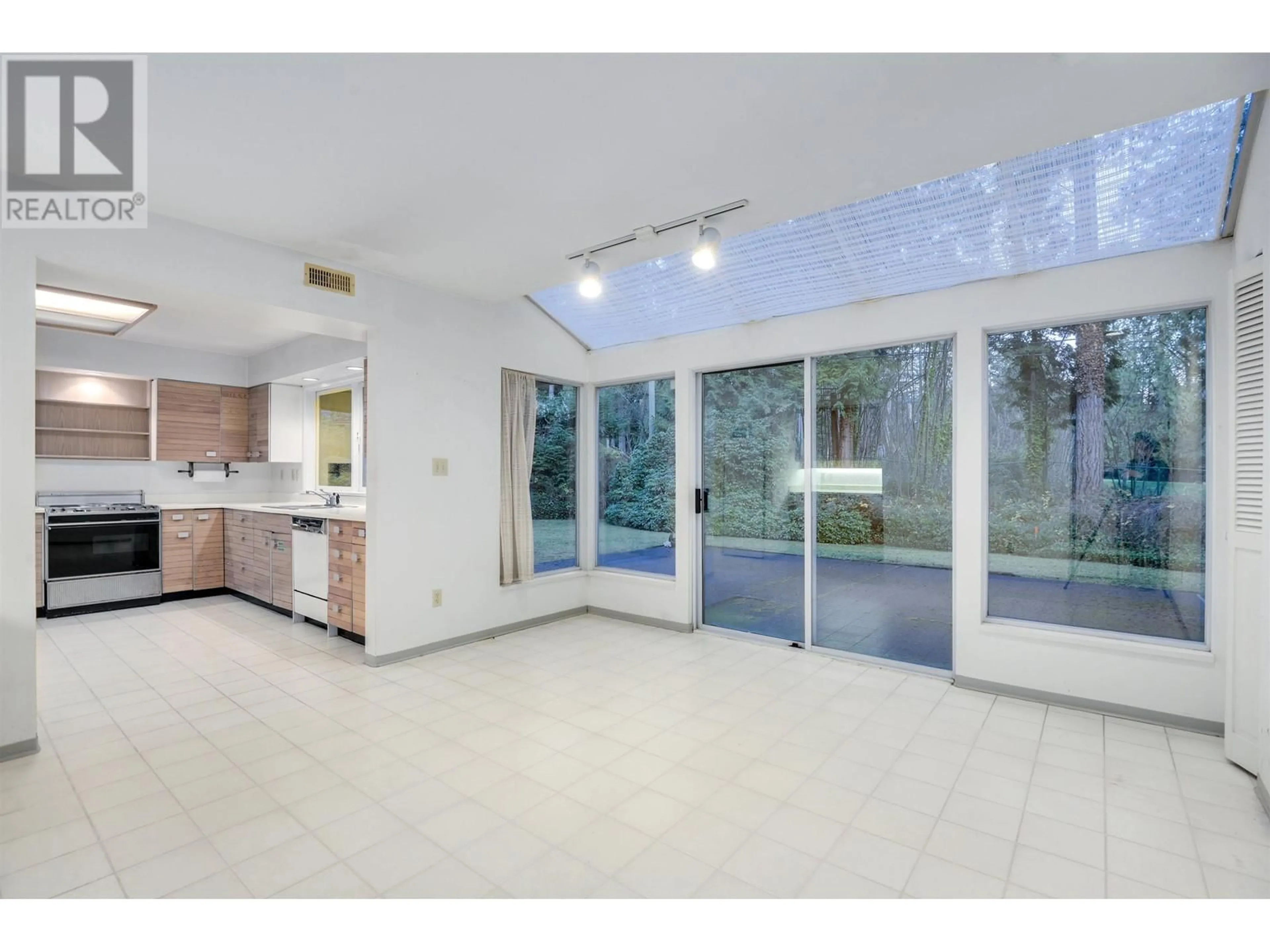 Open concept kitchen, ceramic/tile floor for 575 HADDEN DRIVE, West Vancouver British Columbia V7S1G8