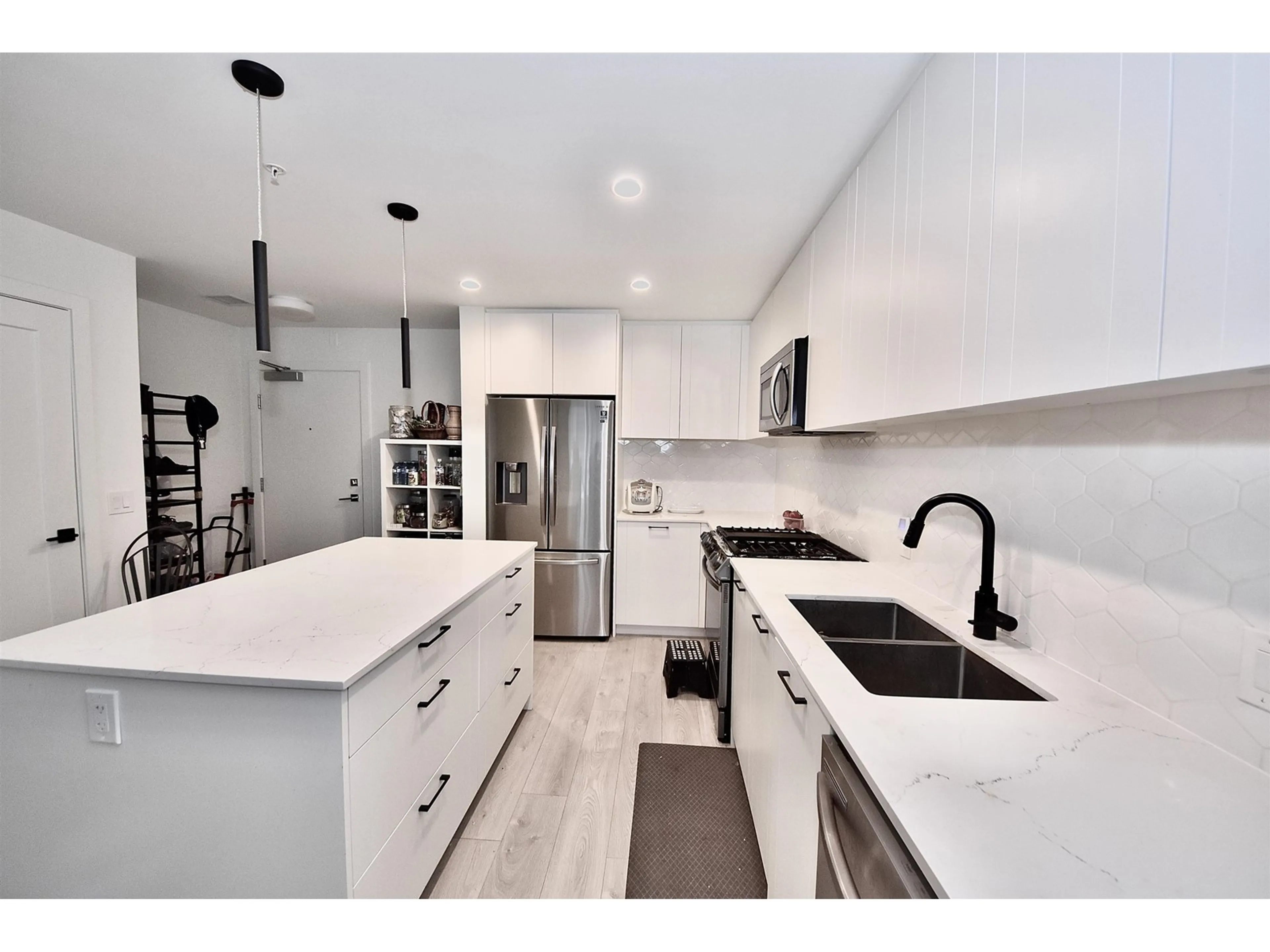 Open concept kitchen, ceramic/tile floor for 604 - 20052 83A, Langley British Columbia V2Y3P4