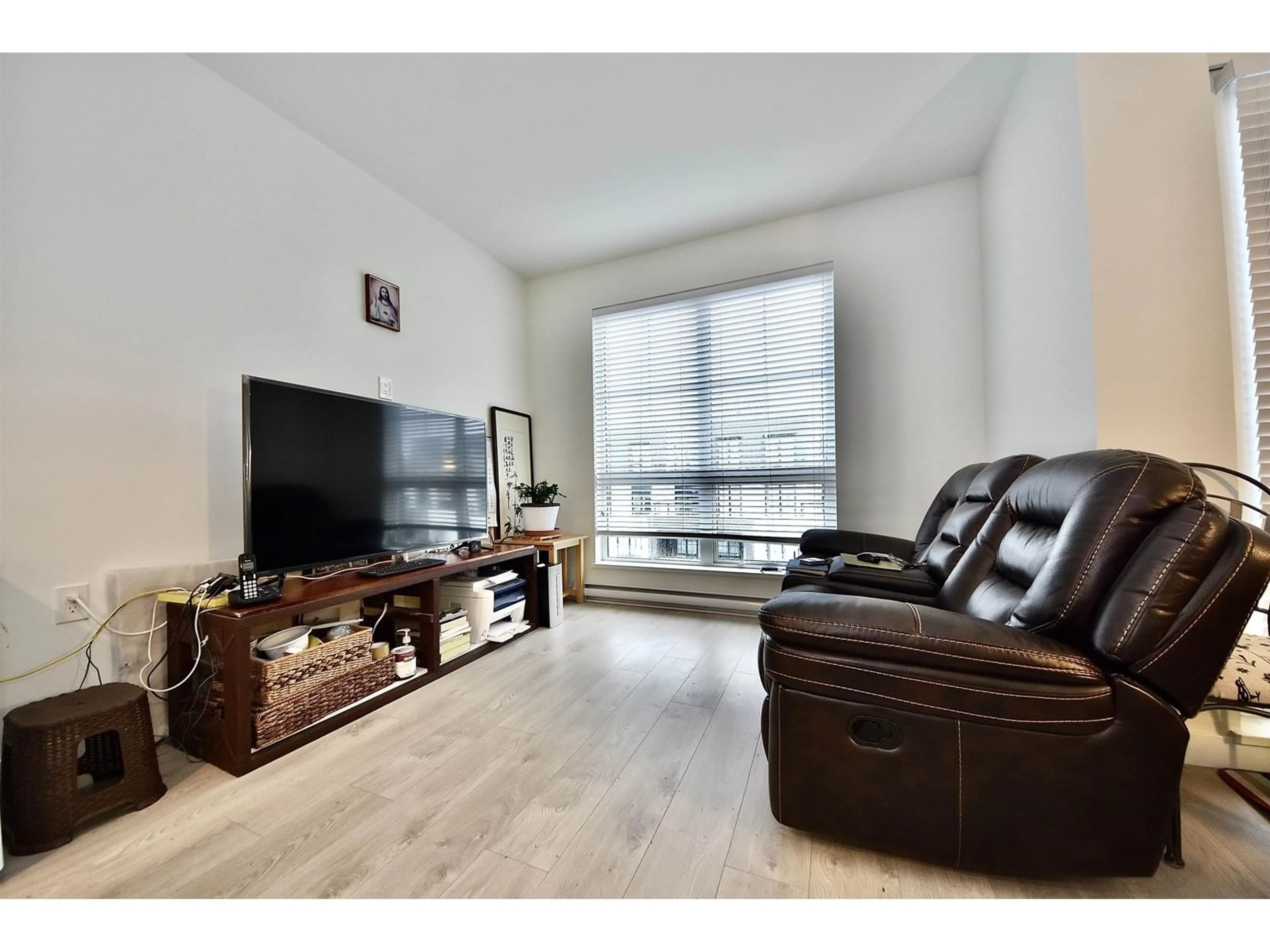 Living room with furniture, wood/laminate floor for 604 20052 83A AVENUE, Langley British Columbia V2Y3P4