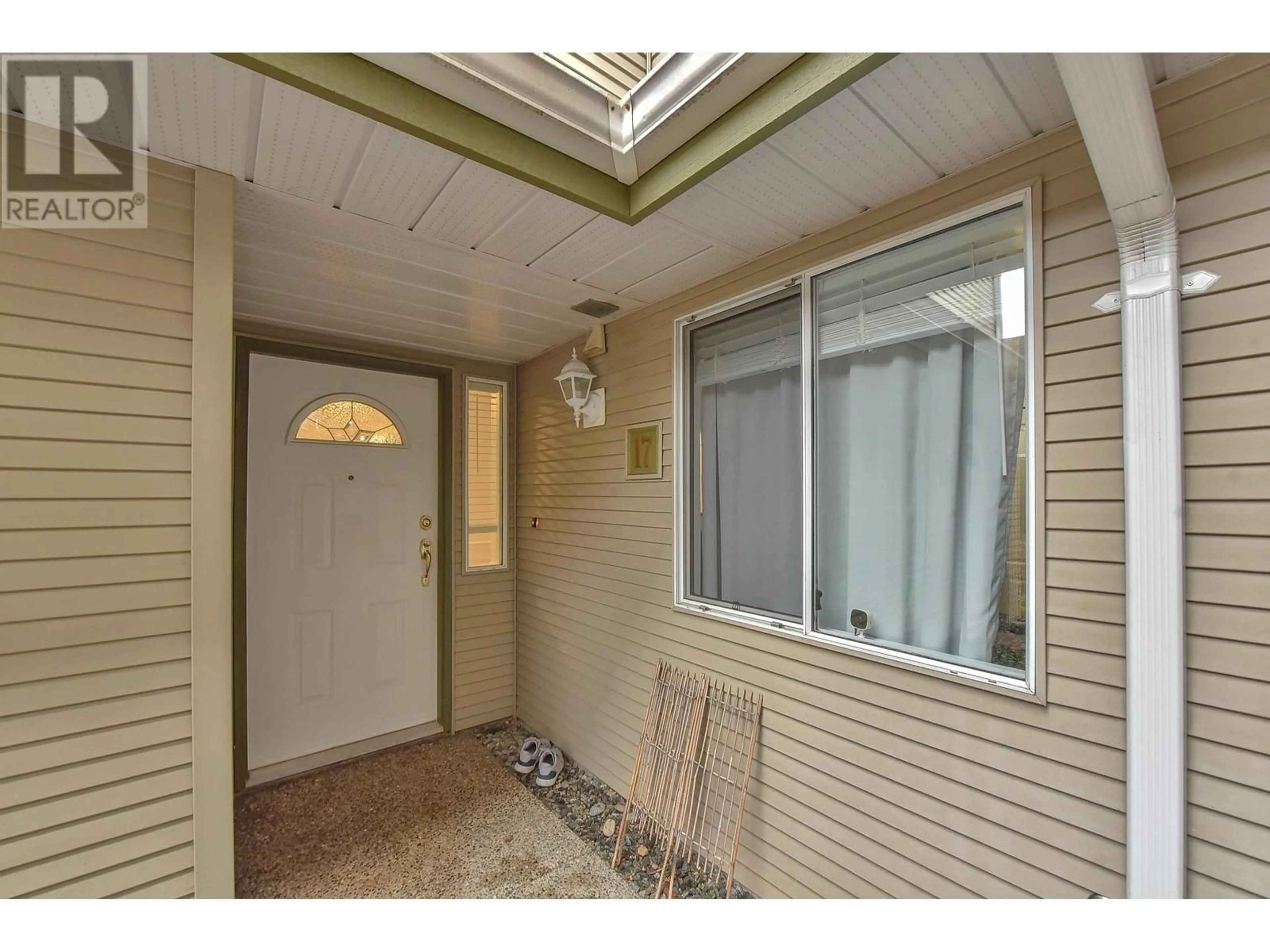 Indoor entryway for 17 21491 DEWDNEY TRUNK ROAD, Maple Ridge British Columbia V2X3G5