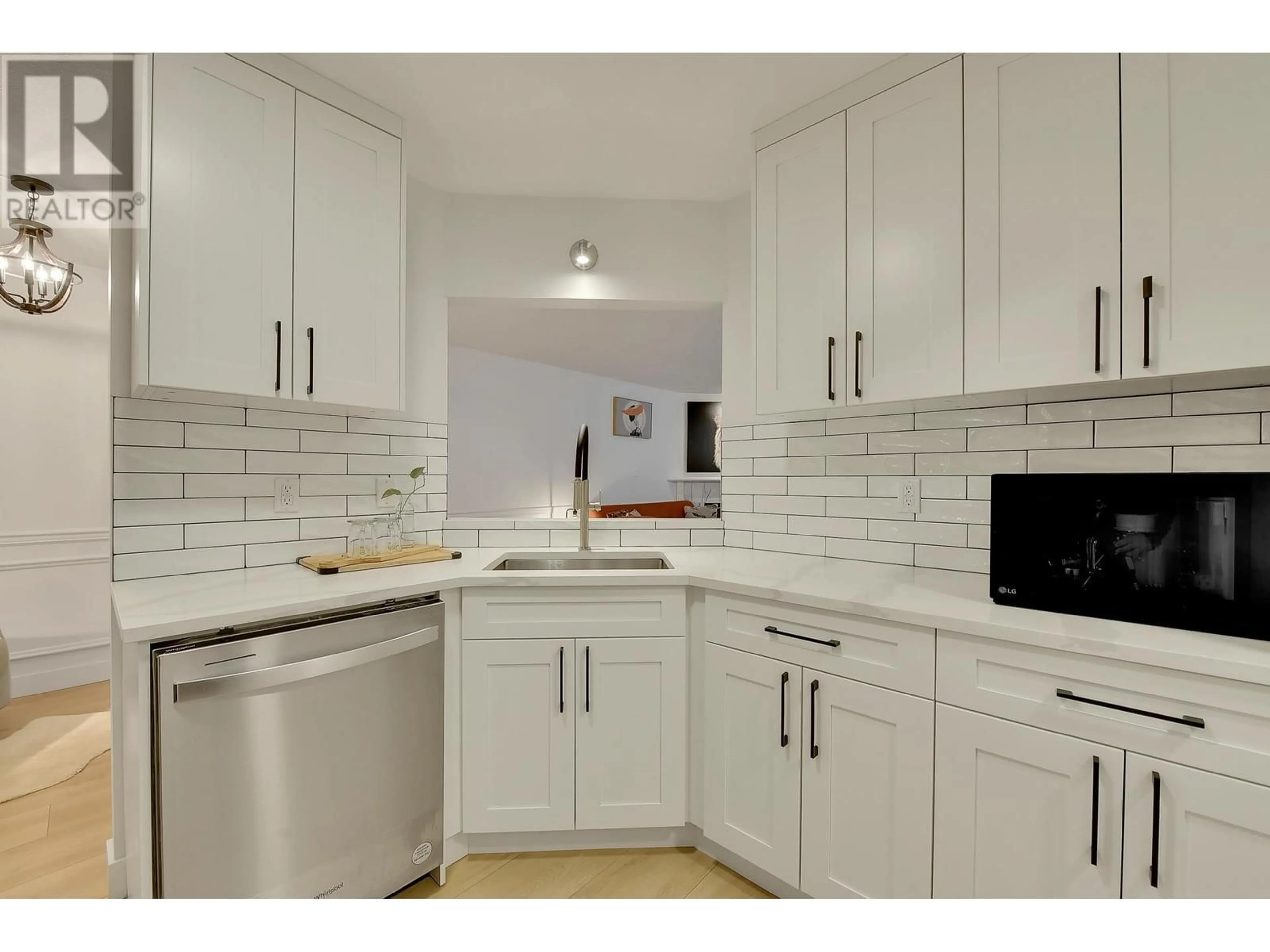 Standard kitchen, ceramic/tile floor for 17 21491 DEWDNEY TRUNK ROAD, Maple Ridge British Columbia V2X3G5