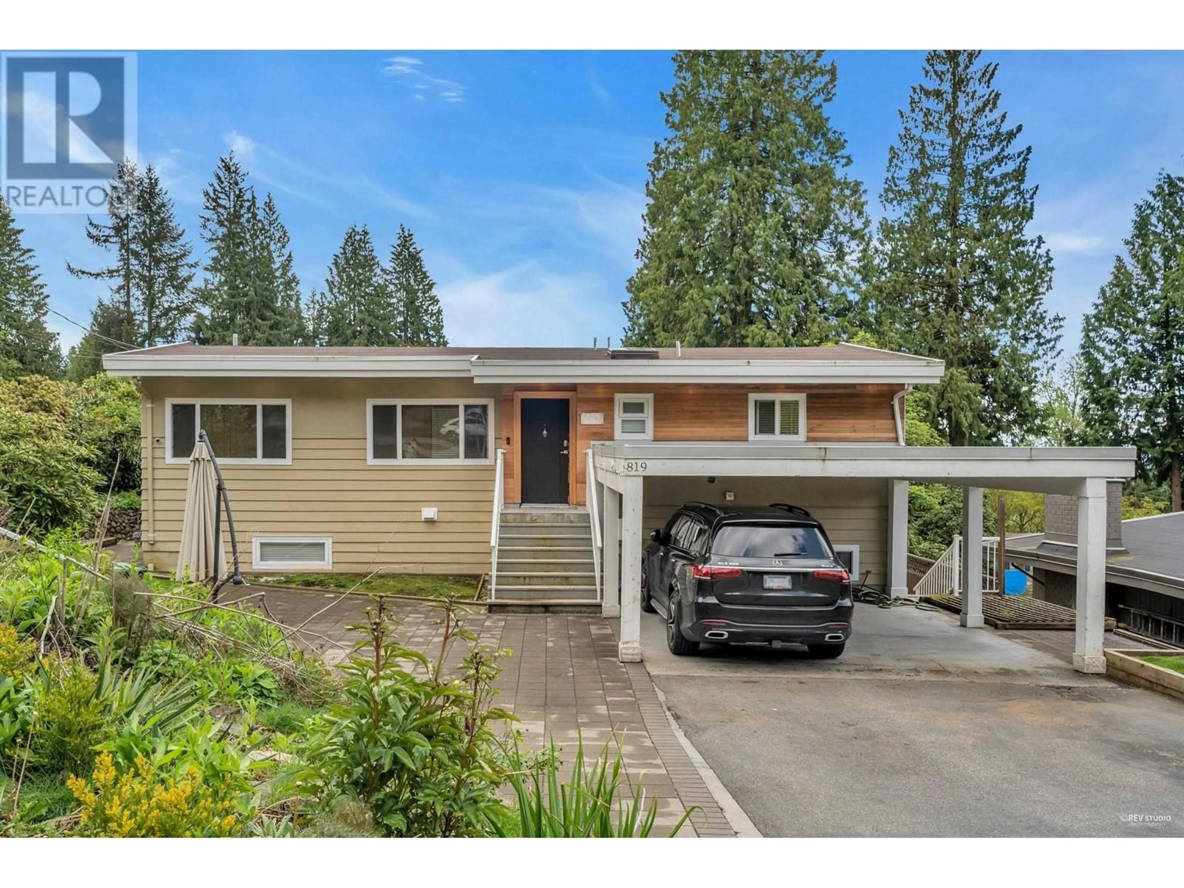 Home with vinyl exterior material, street for 819 PROSPECT AVENUE, North Vancouver British Columbia V7R2M2