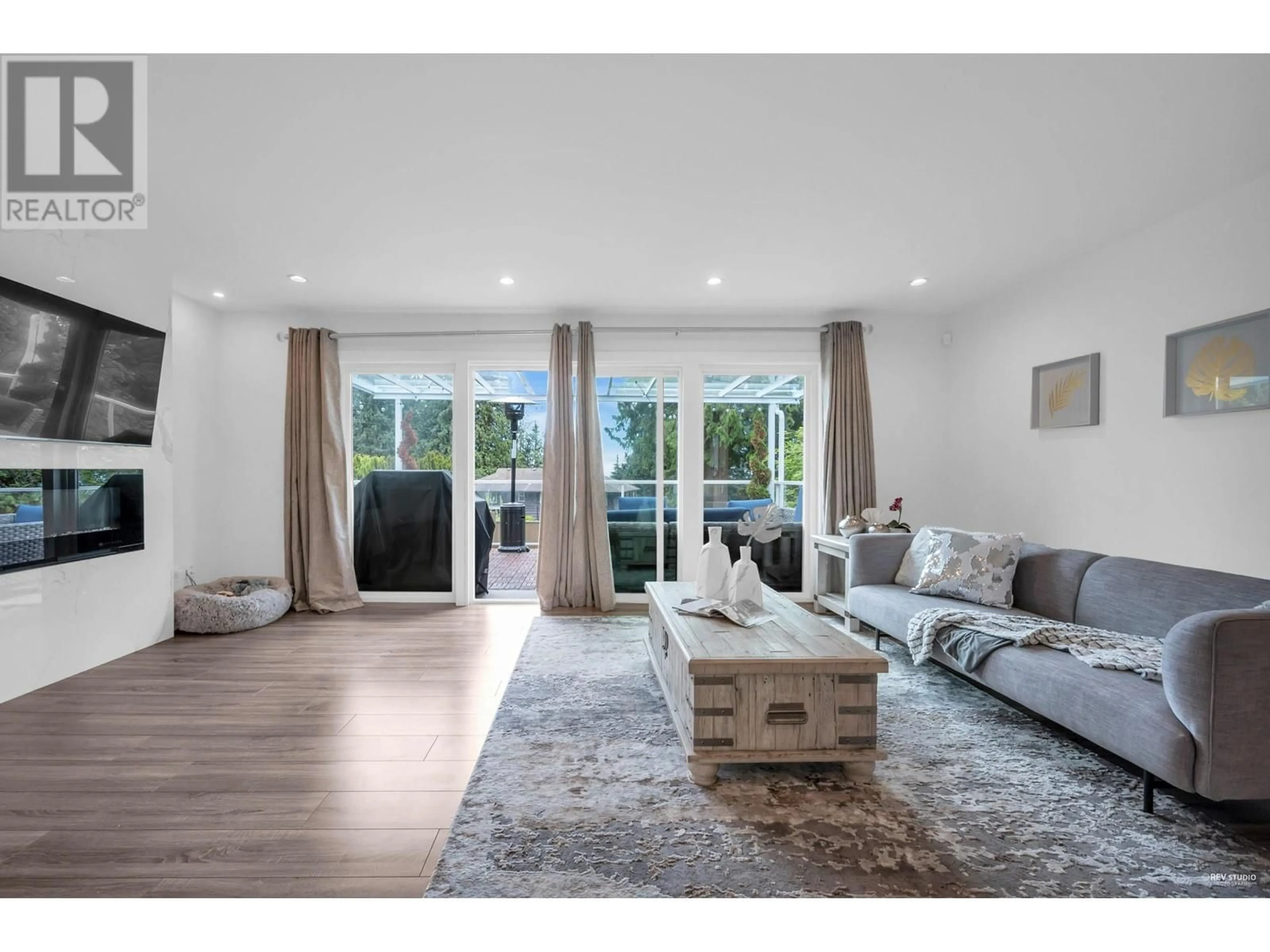 Living room with furniture, wood/laminate floor for 819 PROSPECT AVENUE, North Vancouver British Columbia V7R2M2