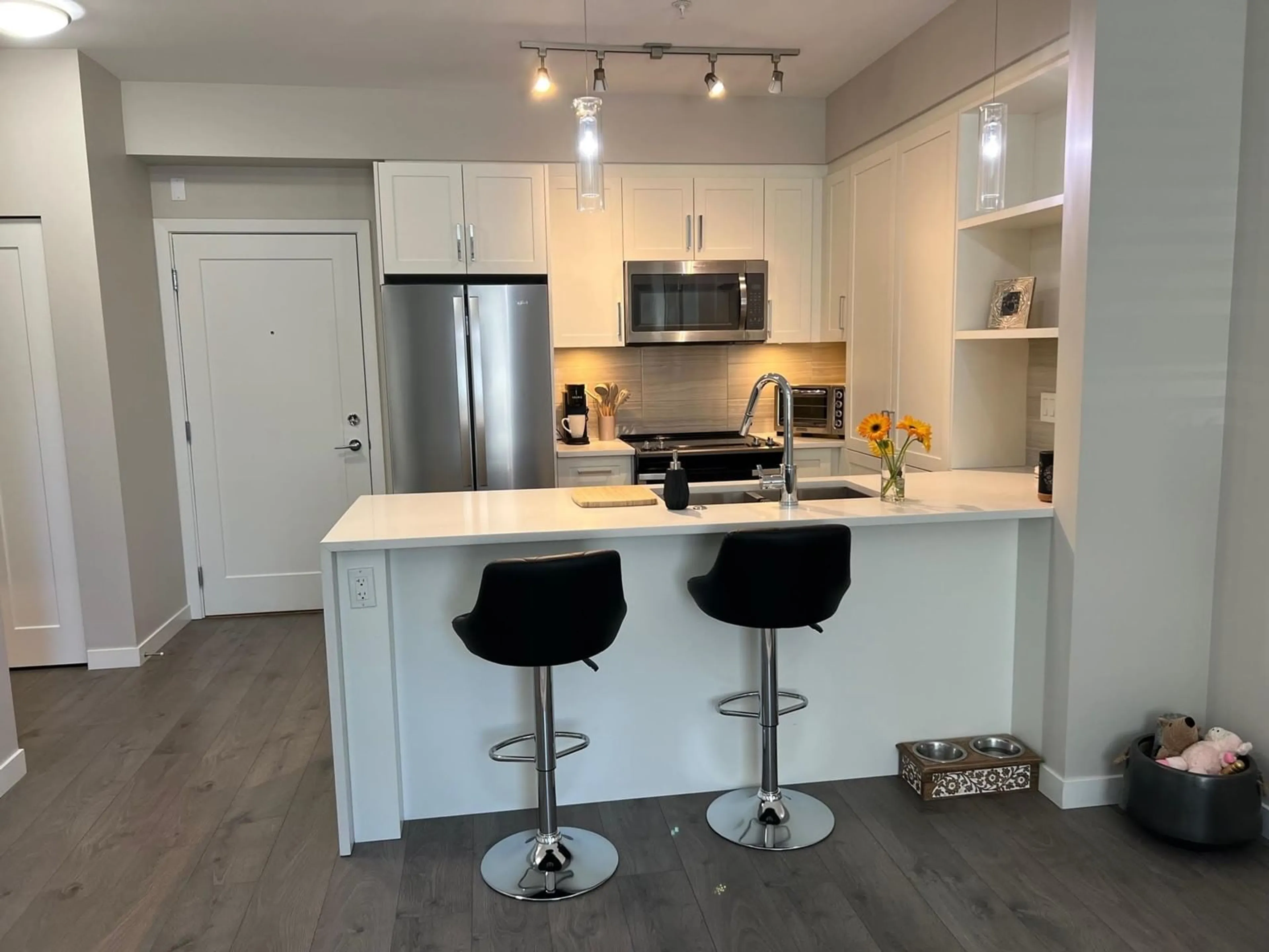 Open concept kitchen, wood/laminate floor for D101 - 20211 66, Langley British Columbia V2Y0L4