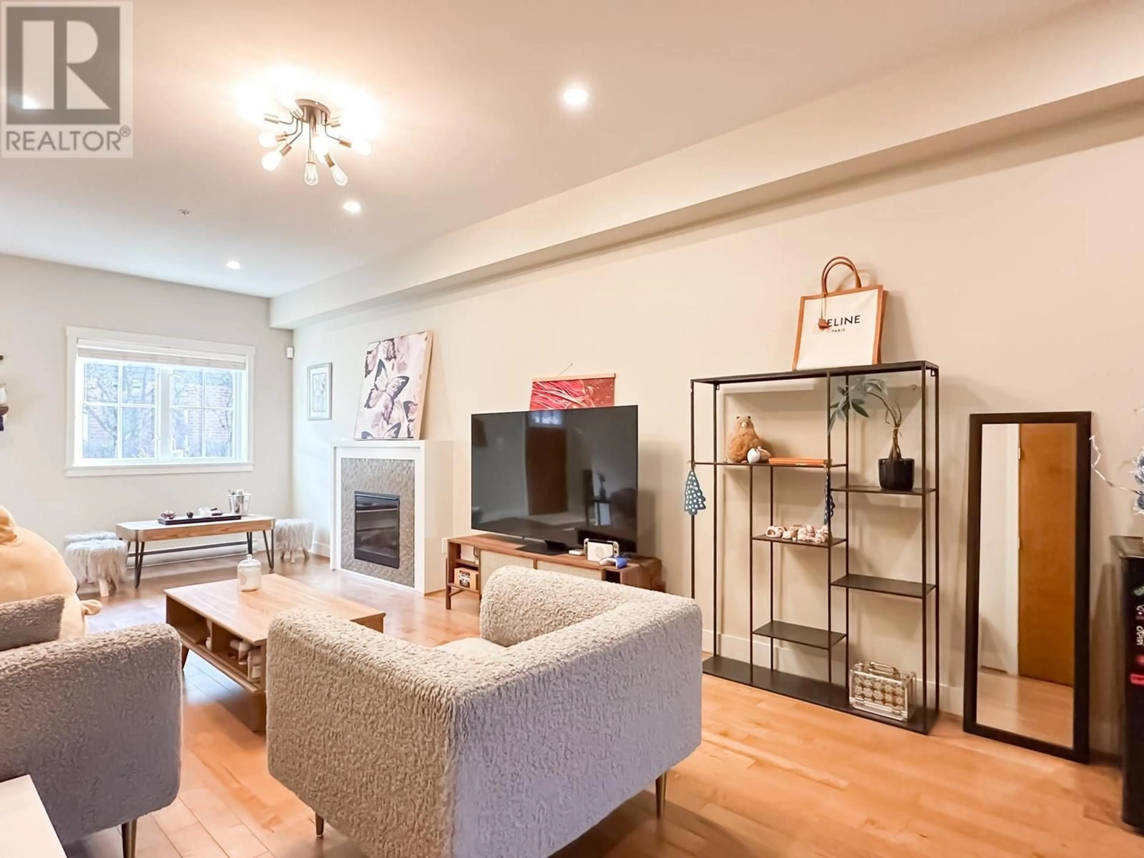 Living room with furniture, wood/laminate floor for 6129 OAK STREET, Vancouver British Columbia V6M2W3