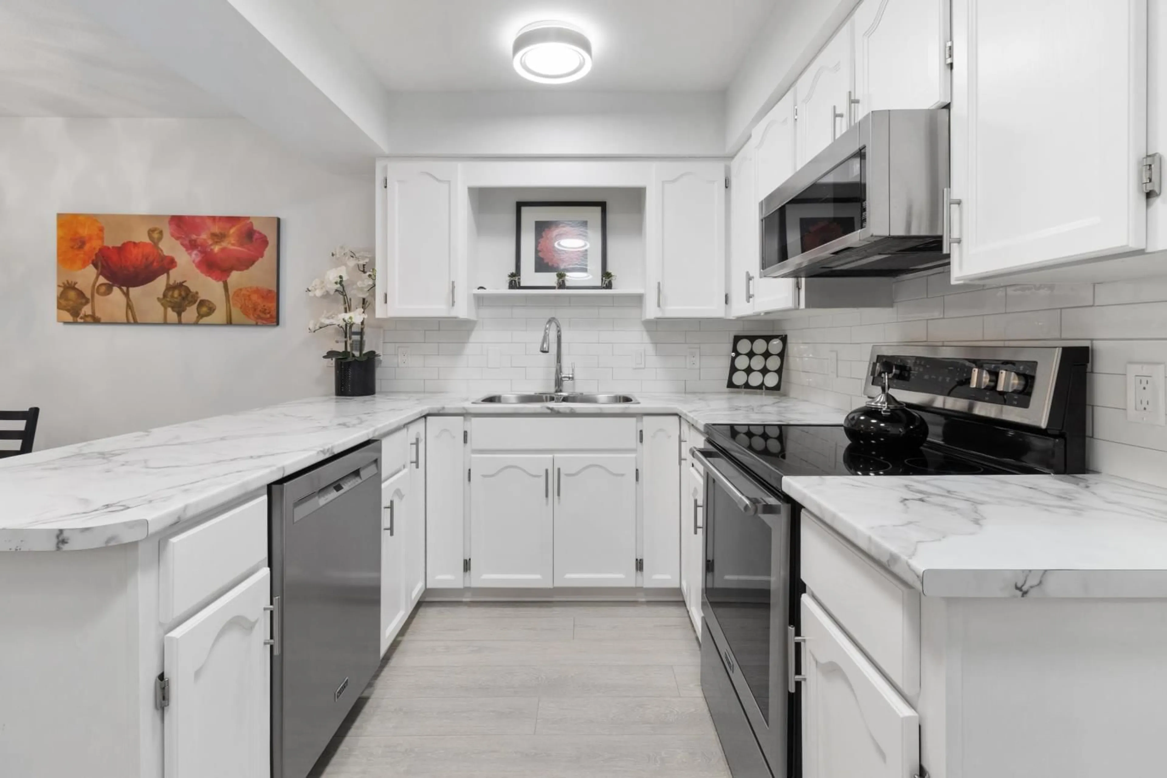 Standard kitchen, ceramic/tile floor for J - 420 RUPERT STREET, Hope British Columbia V0X1L0