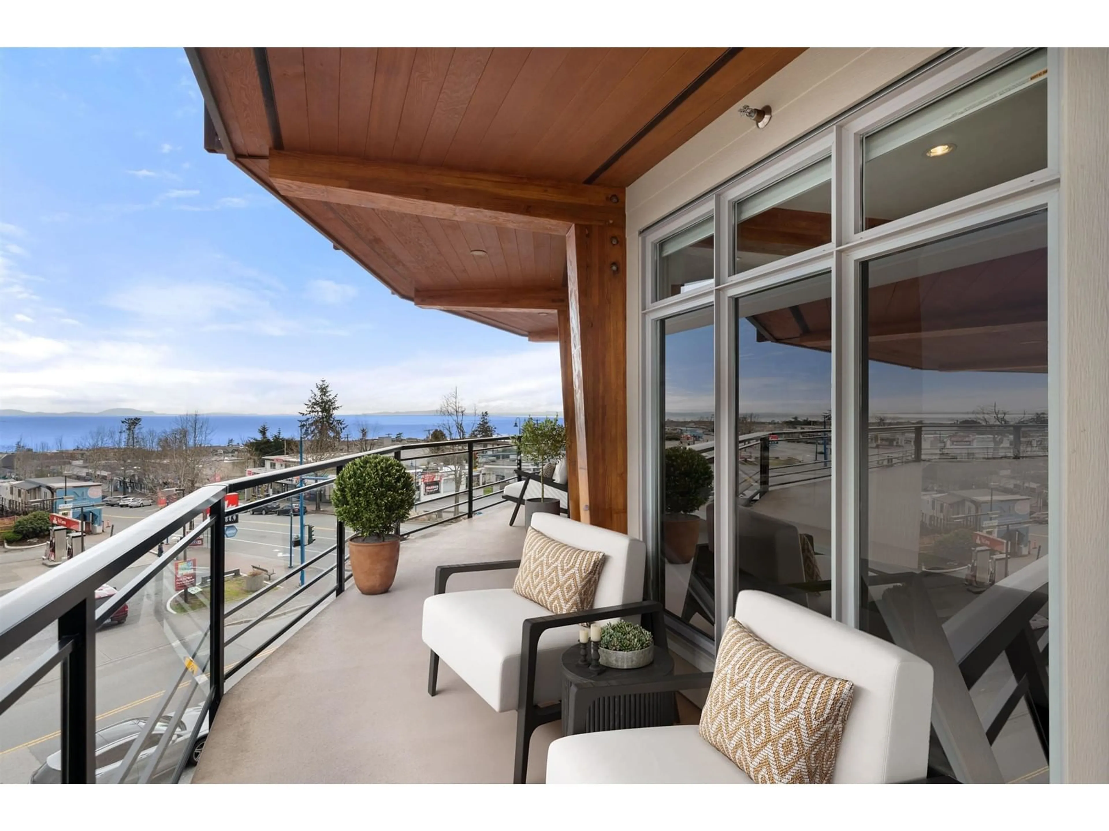 Balcony in the apartment, water/lake/river/ocean view for 306 1420 JOHNSTON ROAD, White Rock British Columbia V4B3Z5