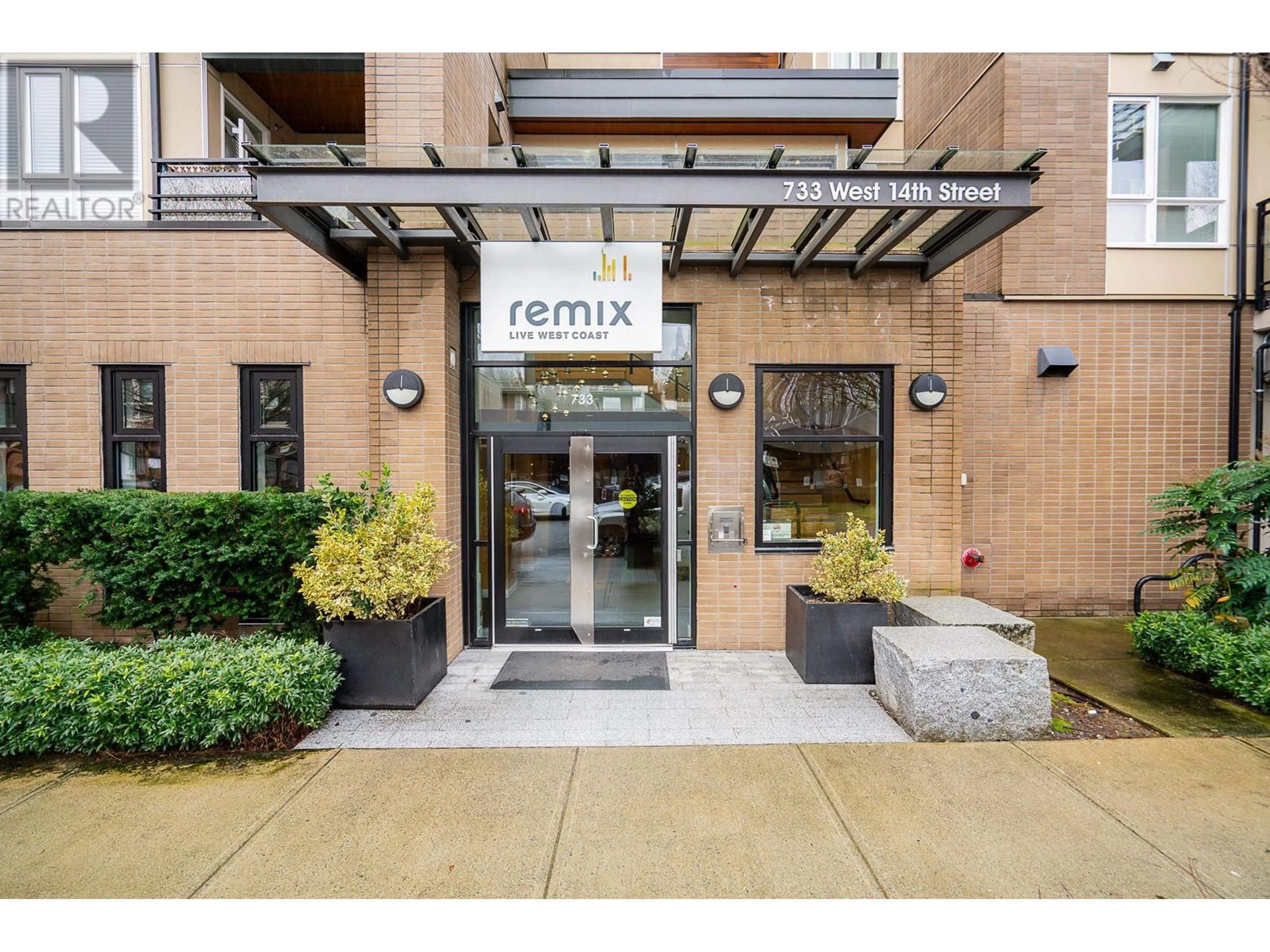 Indoor entryway for 306 733 W 14TH STREET, North Vancouver British Columbia V7M0C6