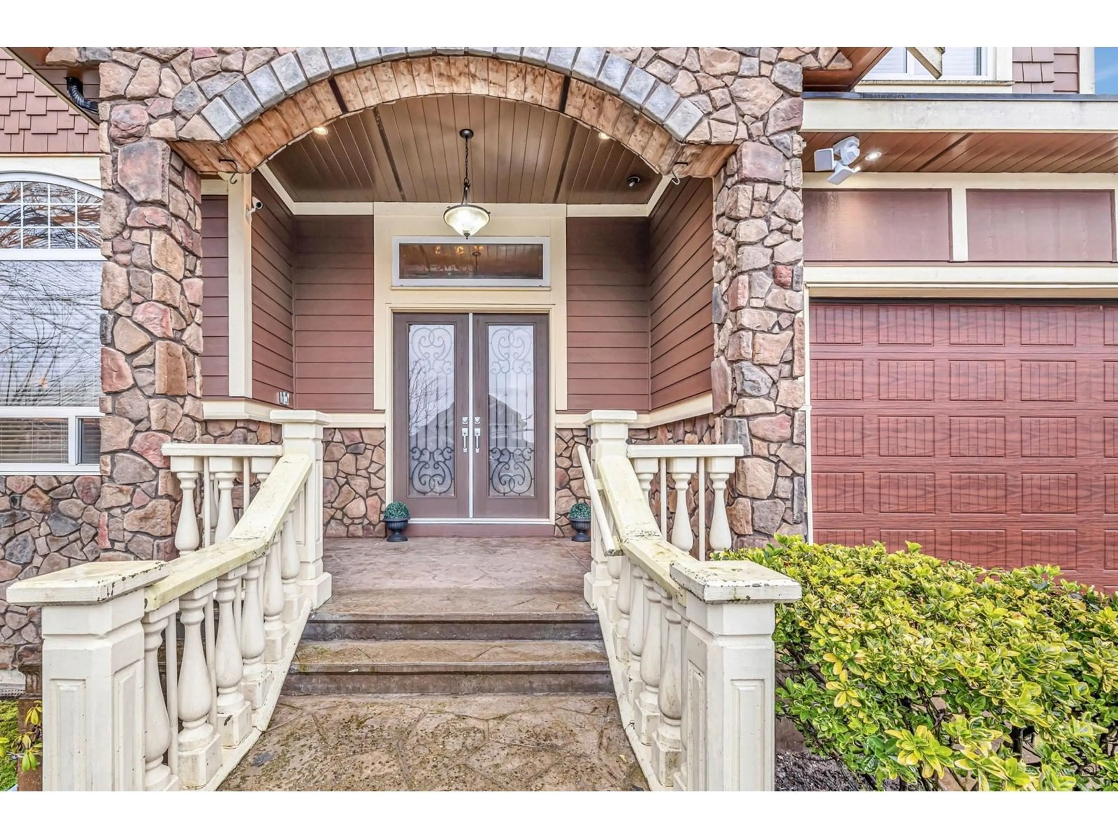 Indoor entryway for 14456 76 AVENUE, Surrey British Columbia V3S2G7