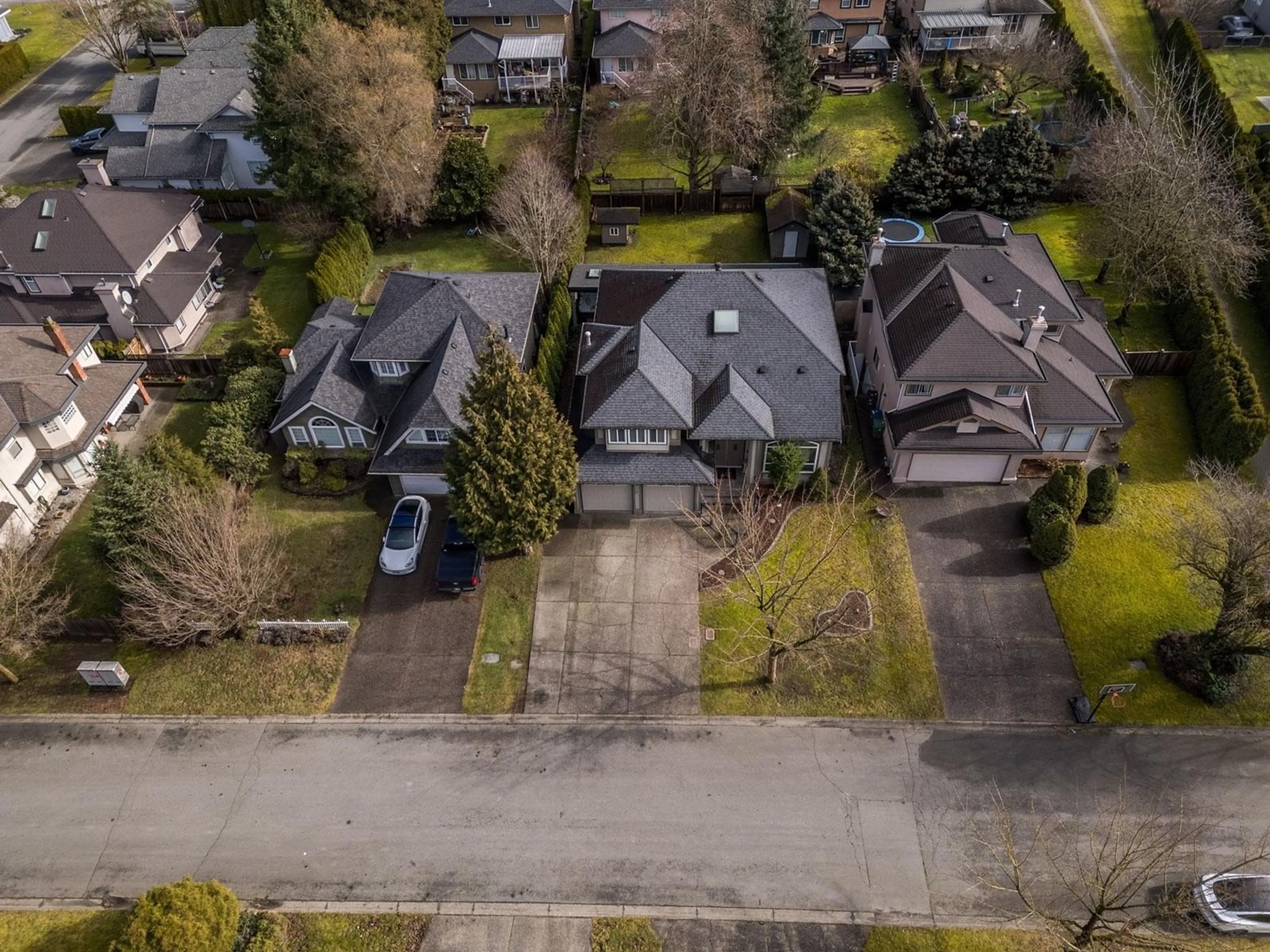 A pic from outside/outdoor area/front of a property/back of a property/a pic from drone, street for 10118 171A STREET, Surrey British Columbia V4N3L3