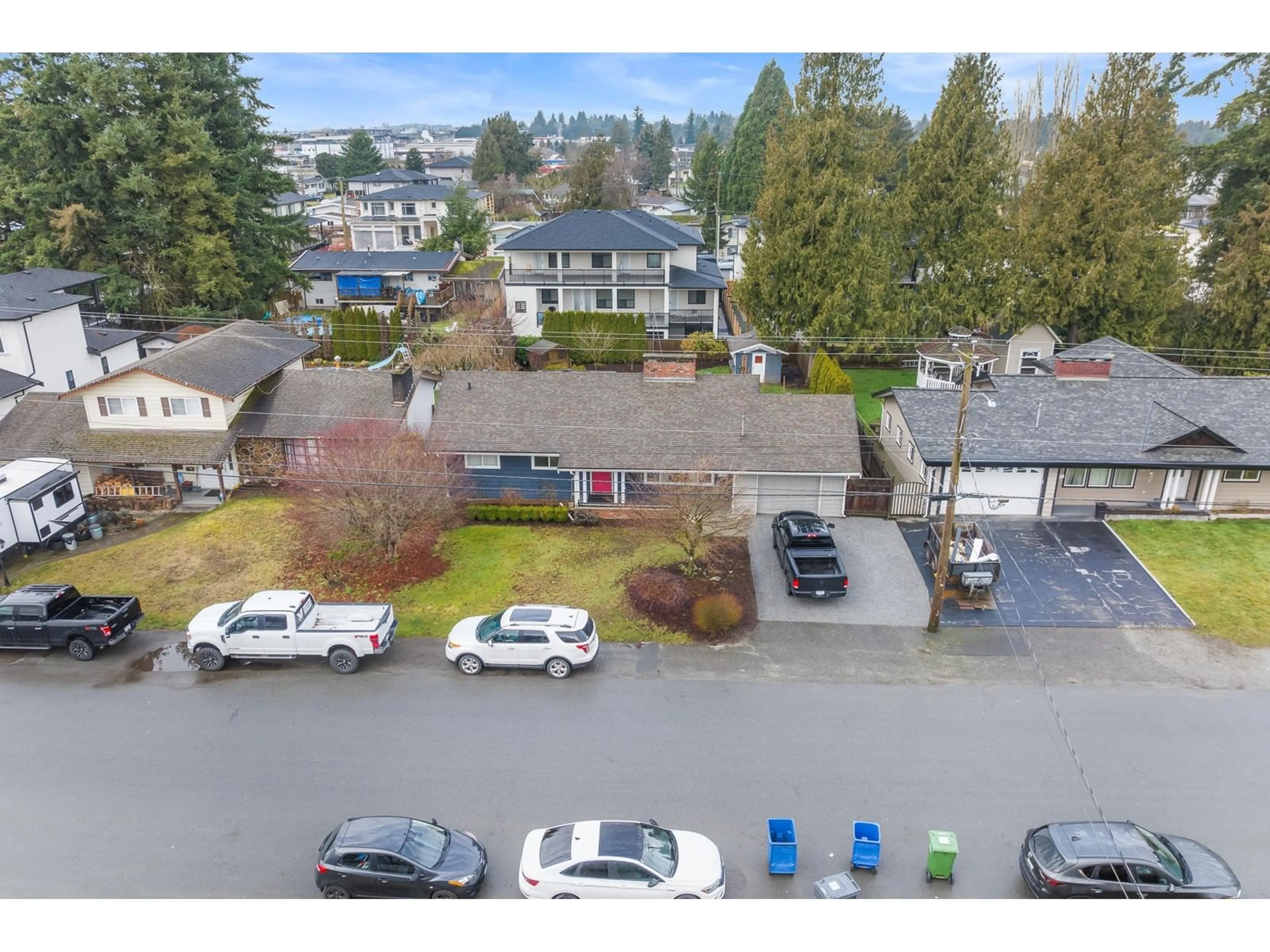 A pic from outside/outdoor area/front of a property/back of a property/a pic from drone, mountain view for 2121 MEADOWS STREET, Abbotsford British Columbia V2T3A5