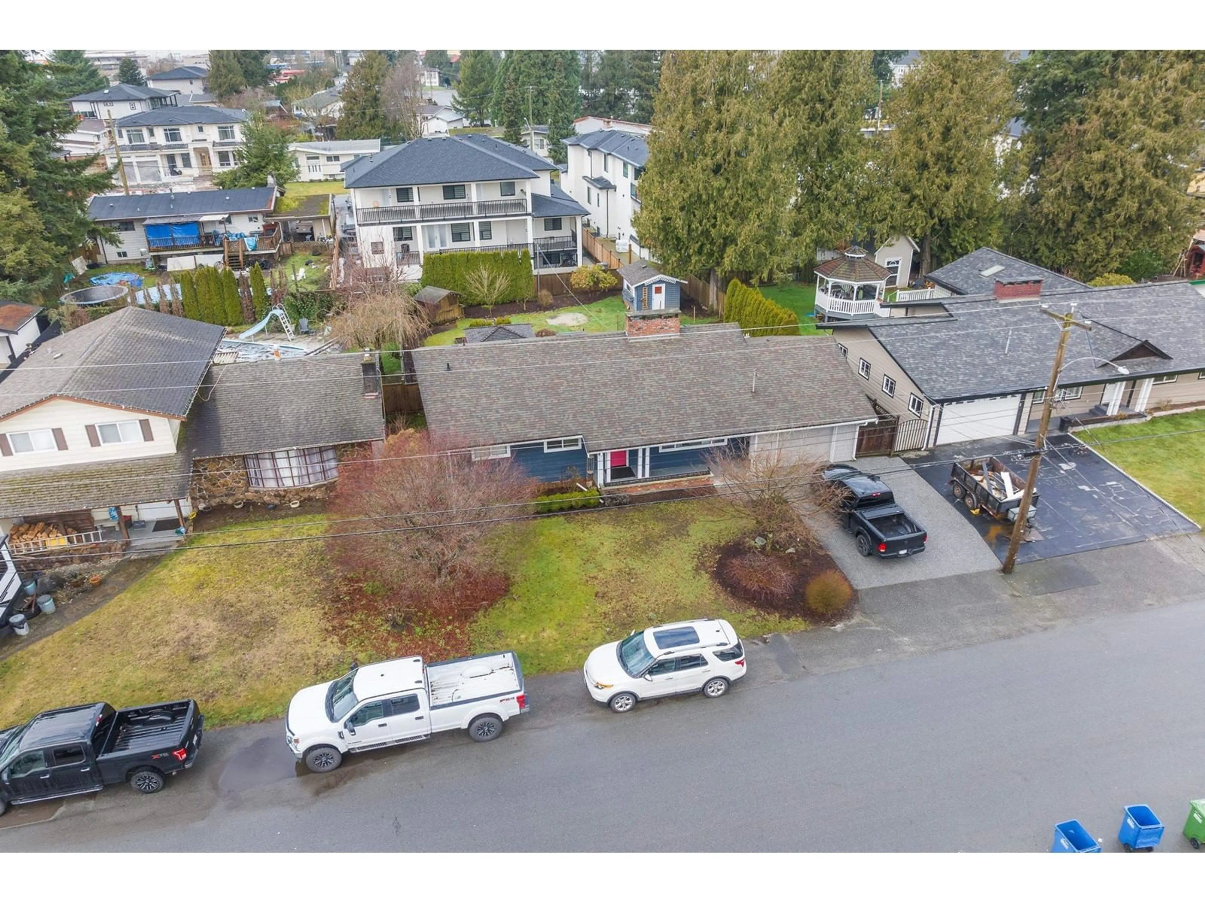 A pic from outside/outdoor area/front of a property/back of a property/a pic from drone, street for 2121 MEADOWS STREET, Abbotsford British Columbia V2T3A5