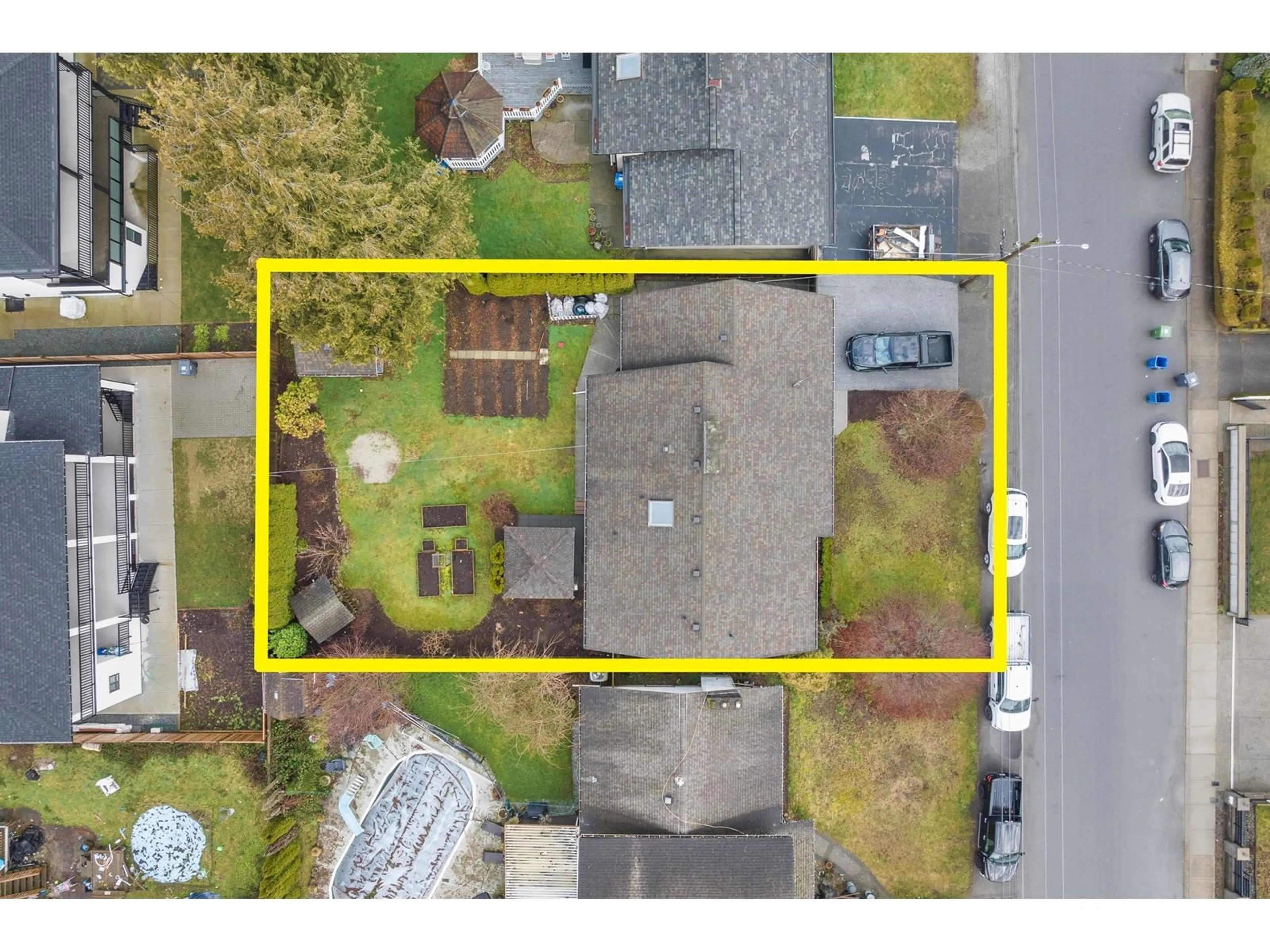 A pic from outside/outdoor area/front of a property/back of a property/a pic from drone, street for 2121 MEADOWS STREET, Abbotsford British Columbia V2T3A5