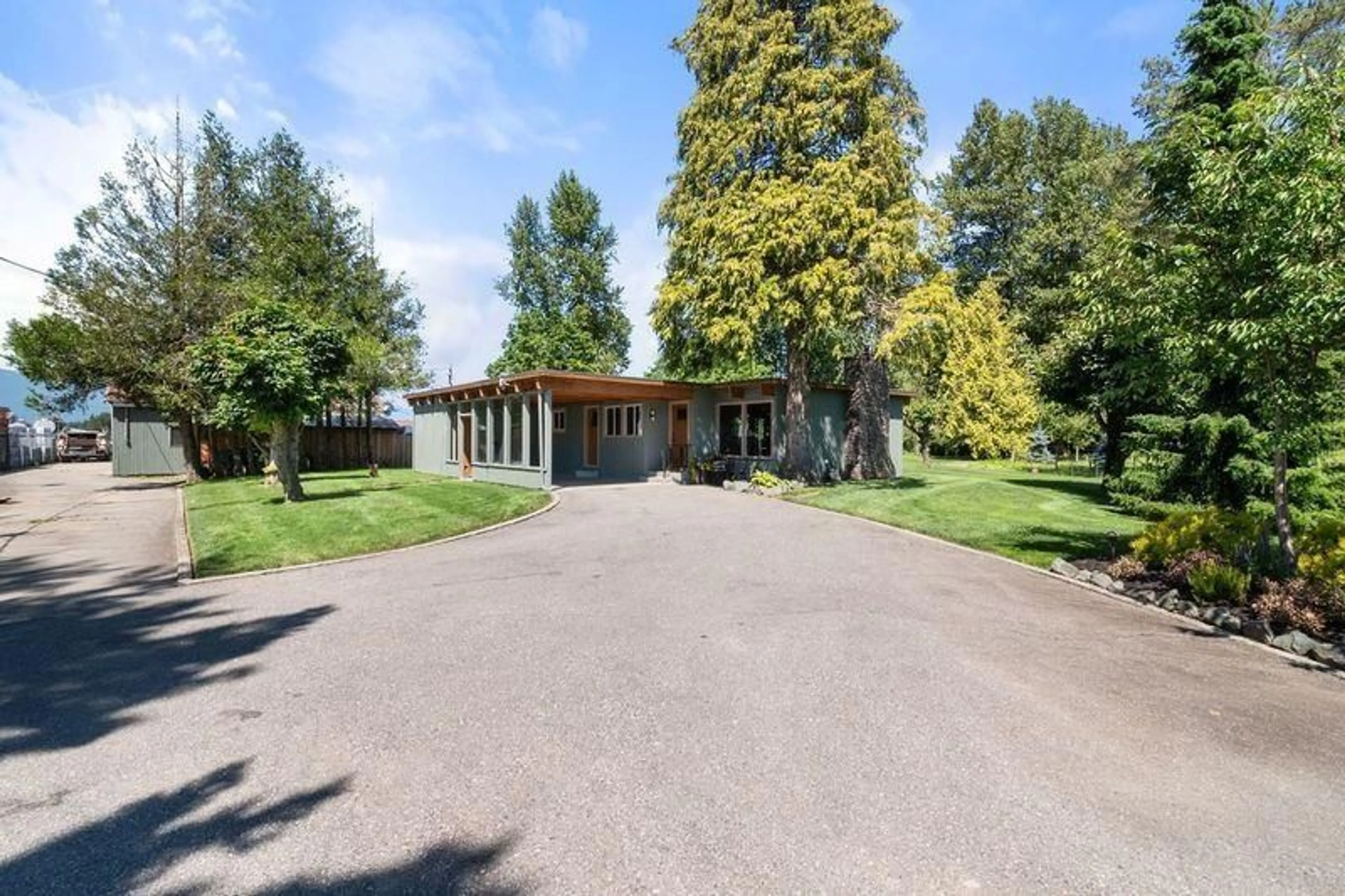 A pic from outside/outdoor area/front of a property/back of a property/a pic from drone, street for 41475 NO. 5 ROAD|Yarrow, Chilliwack British Columbia V2R5J7