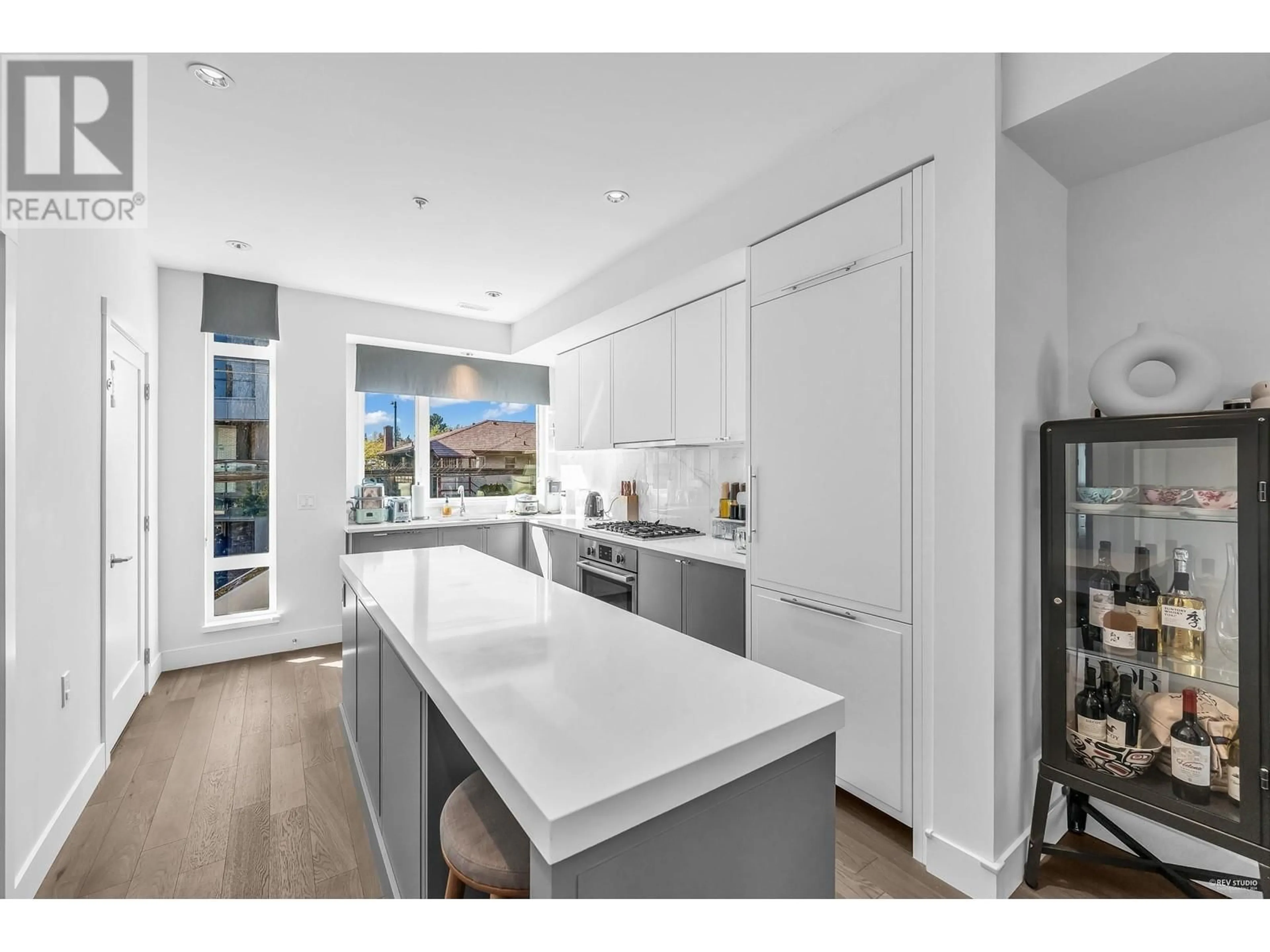 Open concept kitchen, ceramic/tile floor for 7623 YUKON STREET, Vancouver British Columbia V5X2Y4