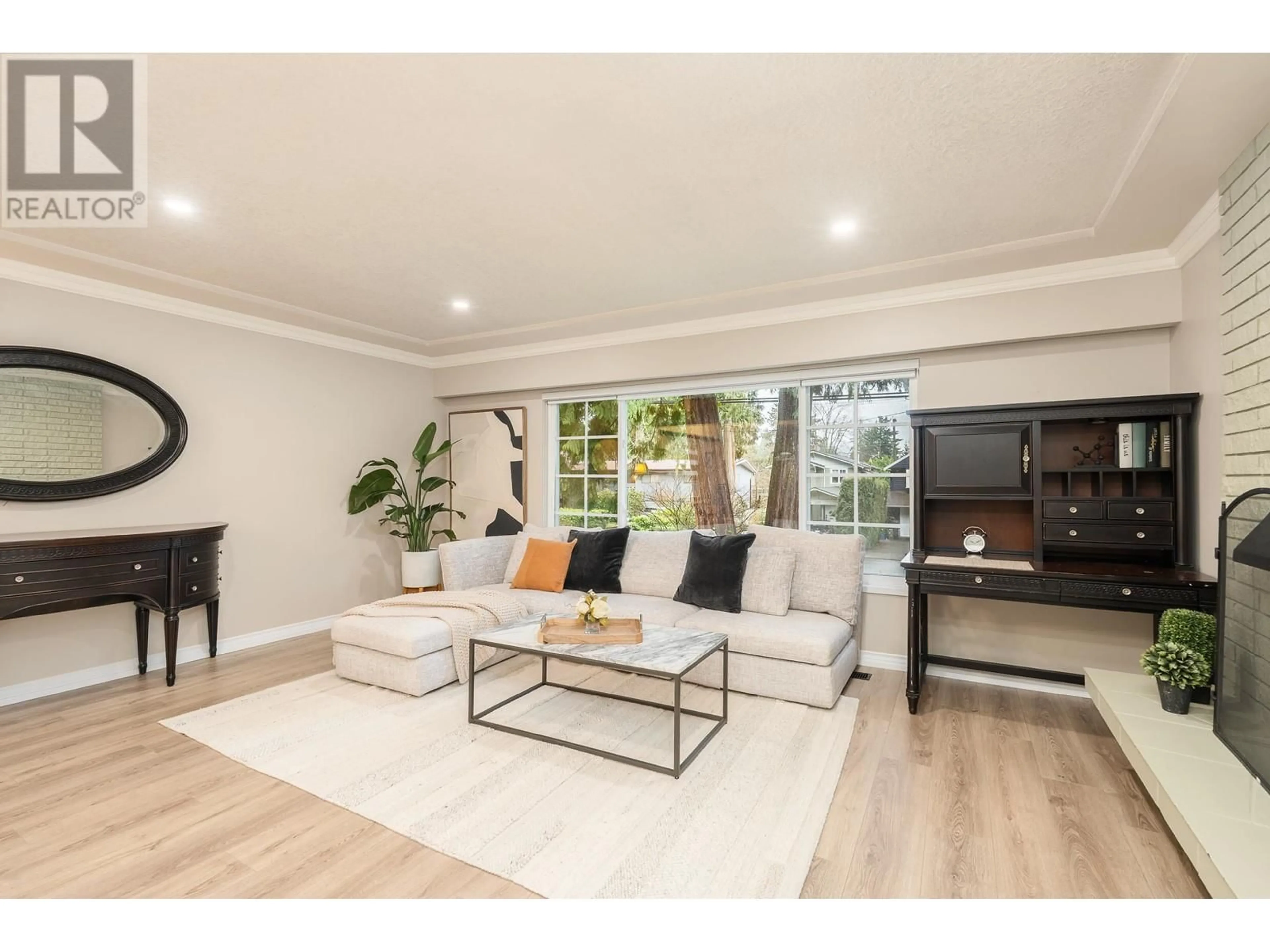 Living room with furniture, wood/laminate floor for 1068 CANYON BOULEVARD, North Vancouver British Columbia V7R2K4