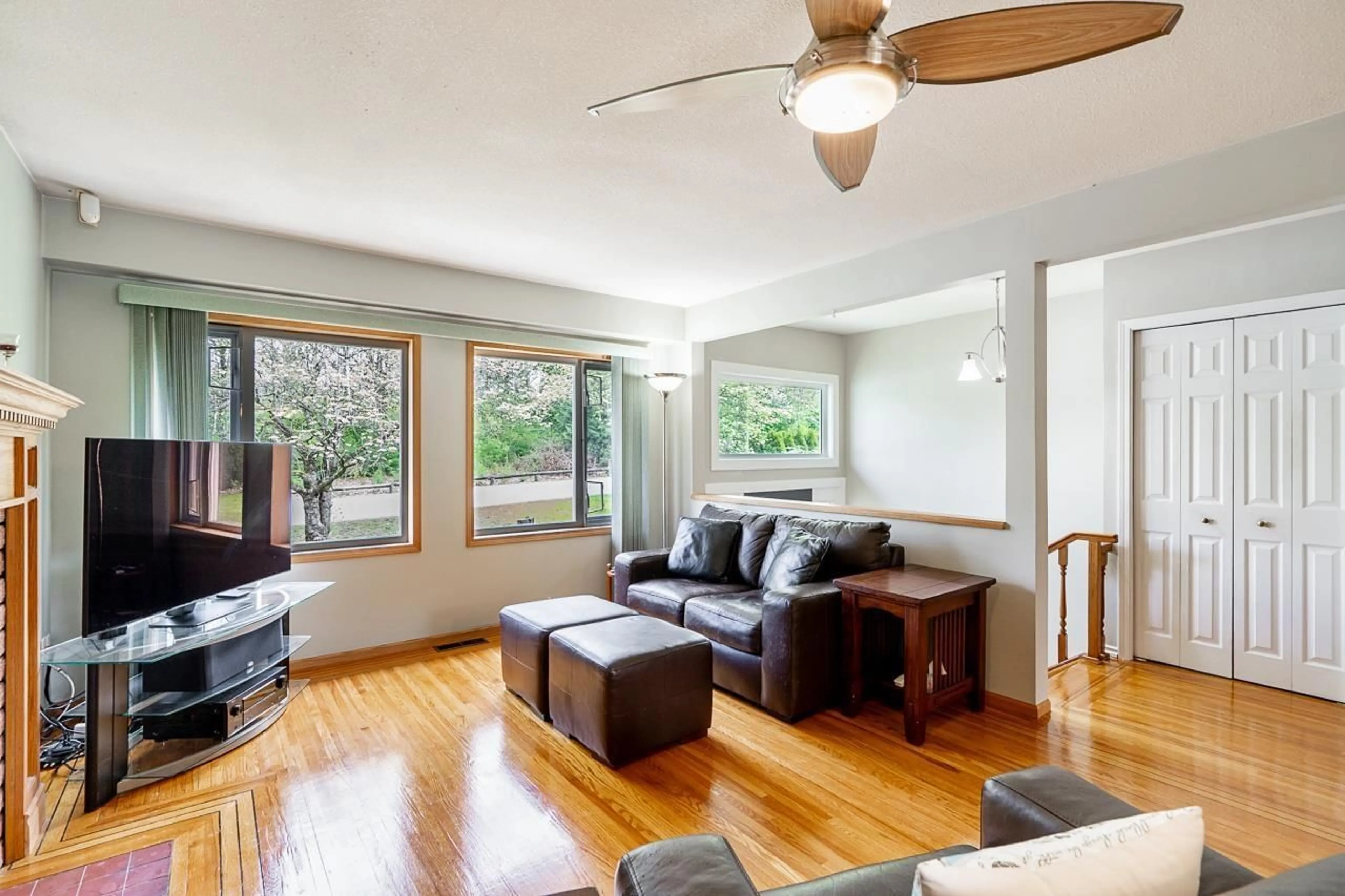 Living room with furniture, wood/laminate floor for 11299 150TH STREET, Surrey British Columbia V3R4E1