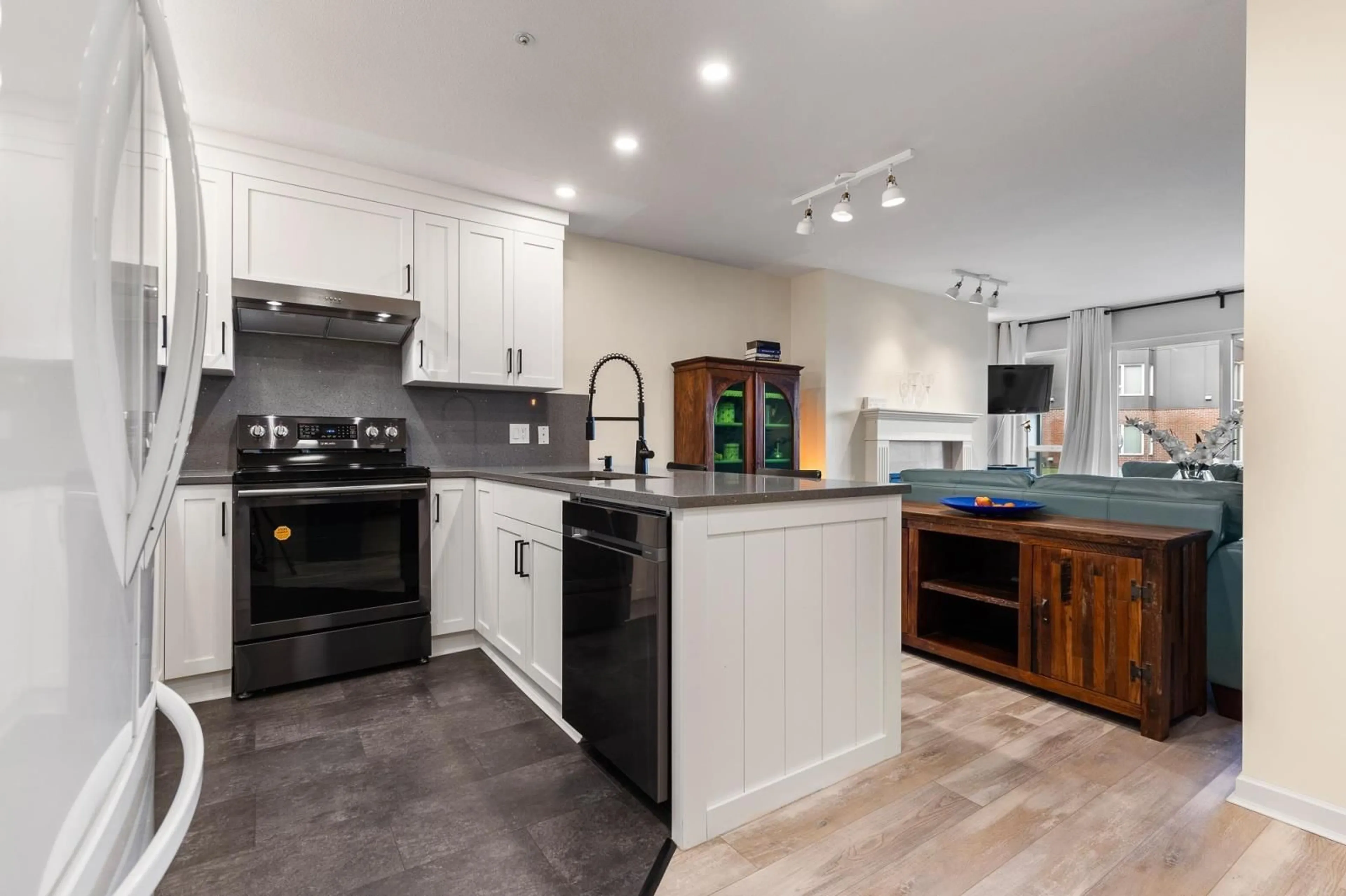 Open concept kitchen, ceramic/tile floor for 110 378 ESPLANADE AVENUE|Harrison Hot Sp, Harrison Hot Springs British Columbia V0M1A3