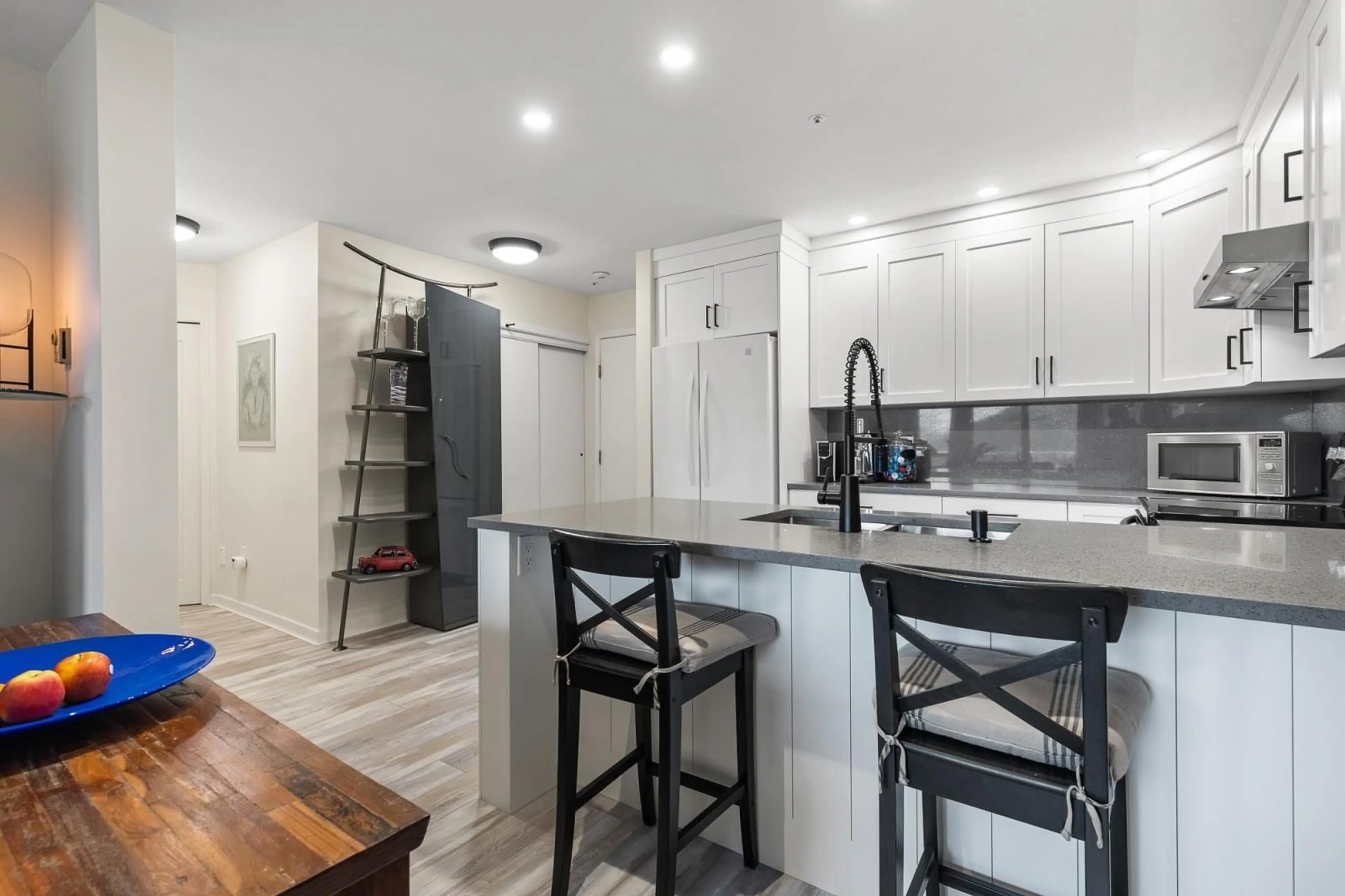 Open concept kitchen, unknown for 110 378 ESPLANADE AVENUE|Harrison Hot Sp, Harrison Hot Springs British Columbia V0M1A3